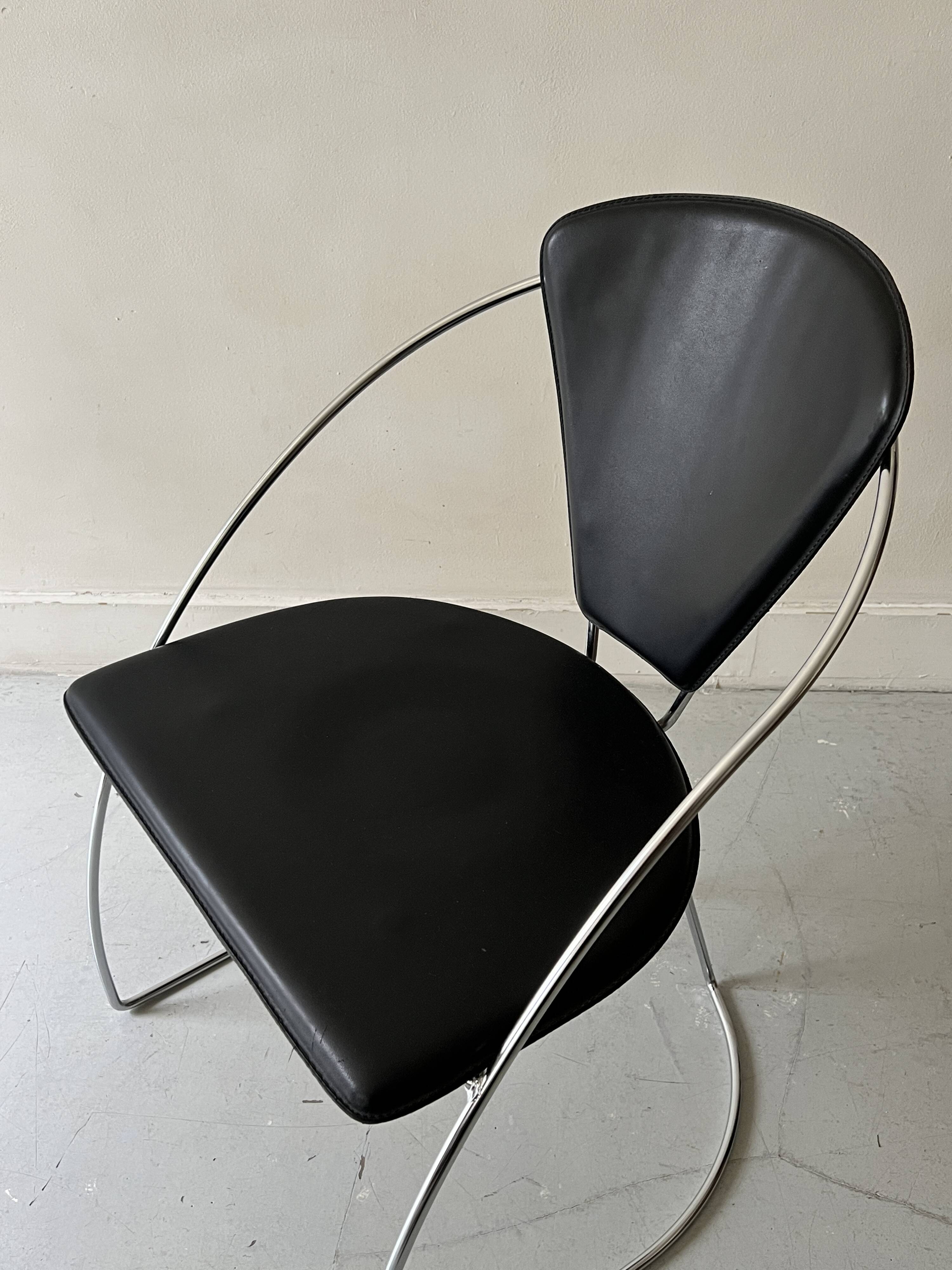Cantilever wire chair in metal and black leather - Linda de Arrben, Italy 80