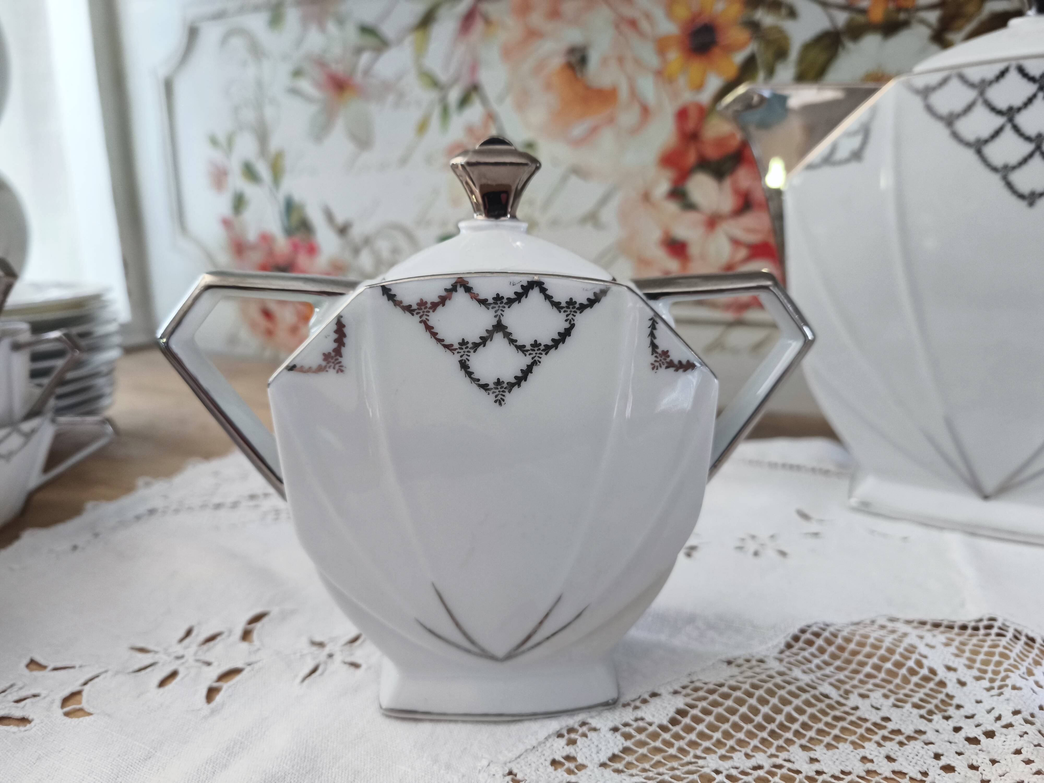 Service à café Art Déco en porcelaine blanche décor argenté
