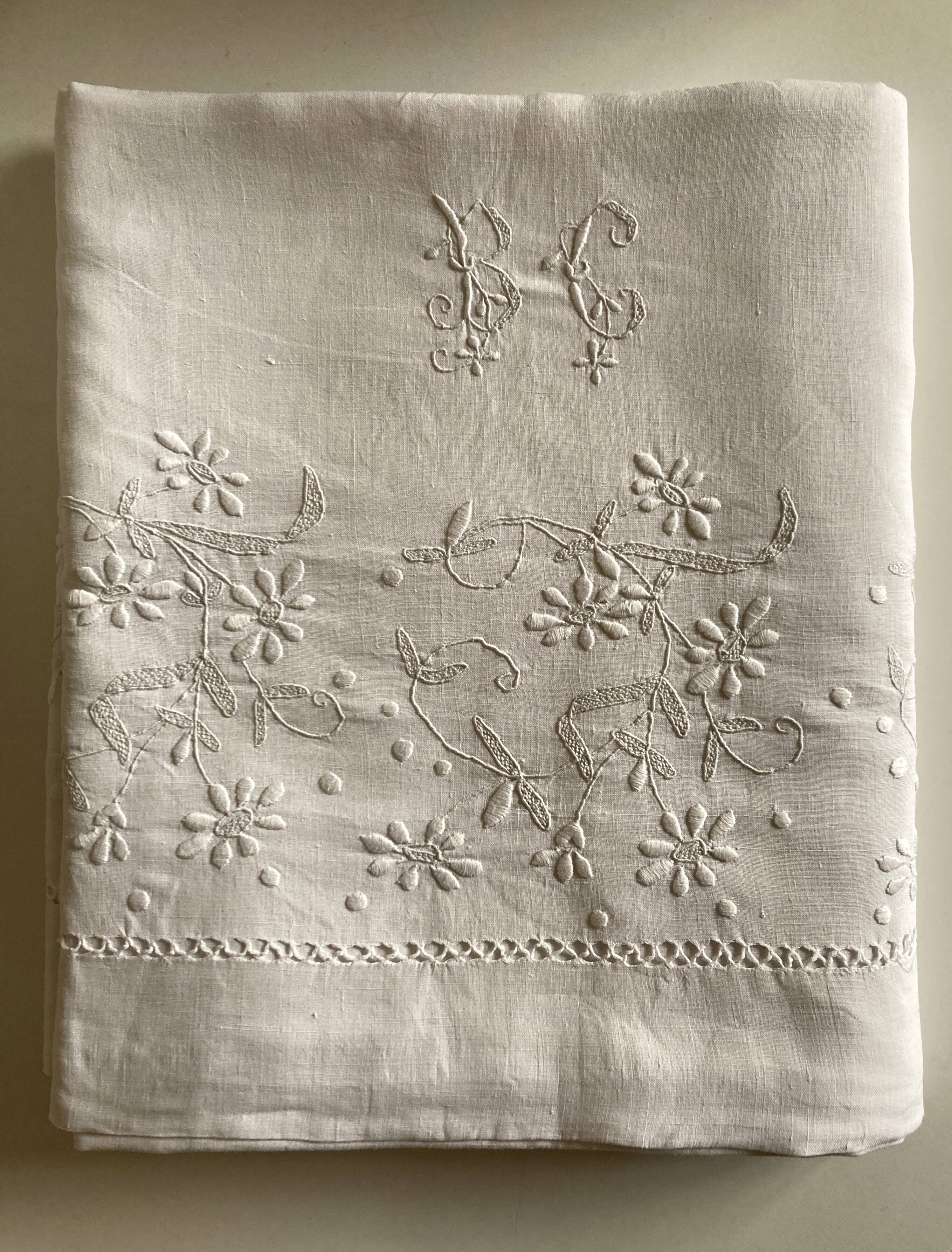 Spring cloth in linen canvas embroidered with daisies 1950