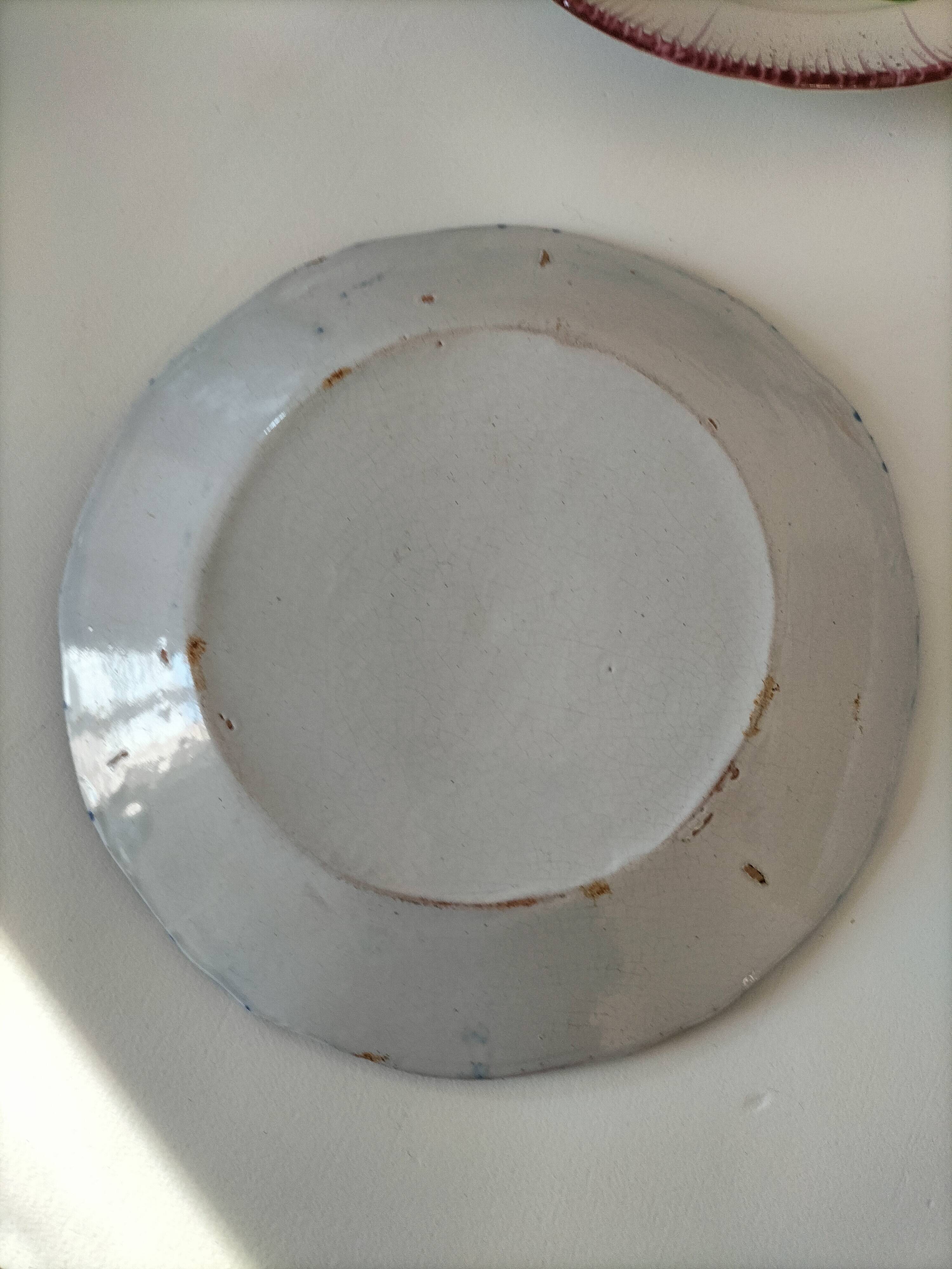 Rooster plates & baskets, earthenware in the spirit of a French bistro.