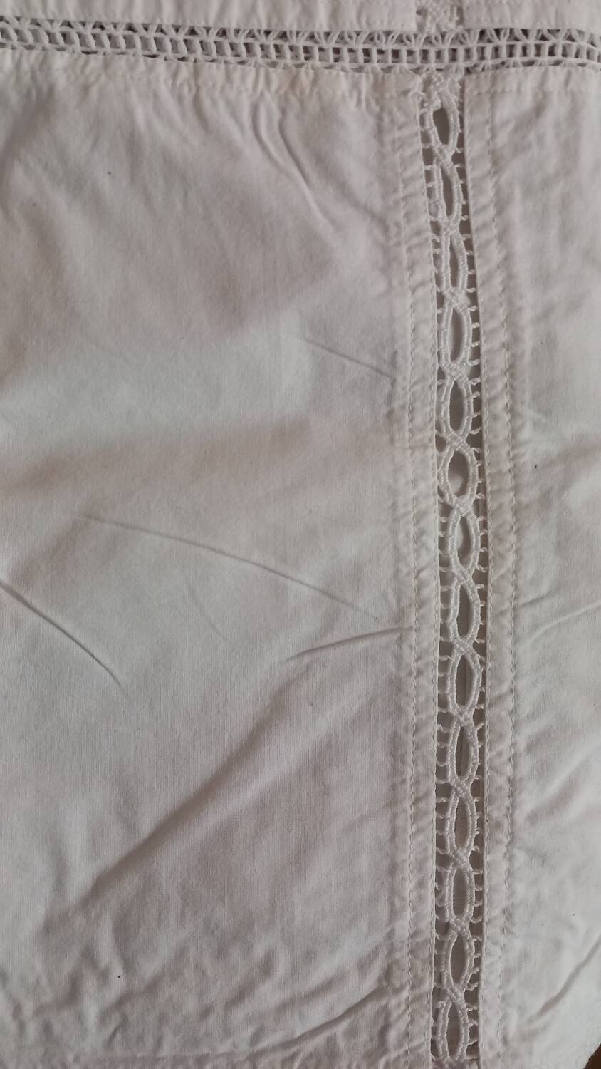 Nappe blanche carrée brodée