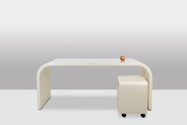 Bureau et son cartonnier en contreplaqué laqué blanc. Années 1970.