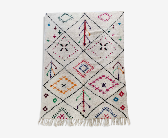 Tapis berbère marocain Azilal écru à losanges noirs et motifs colorés 257x170cm