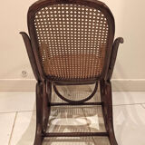 Rocking-chair vintage pour enfant en rotin foncé et cannage, fauteuil à bascule