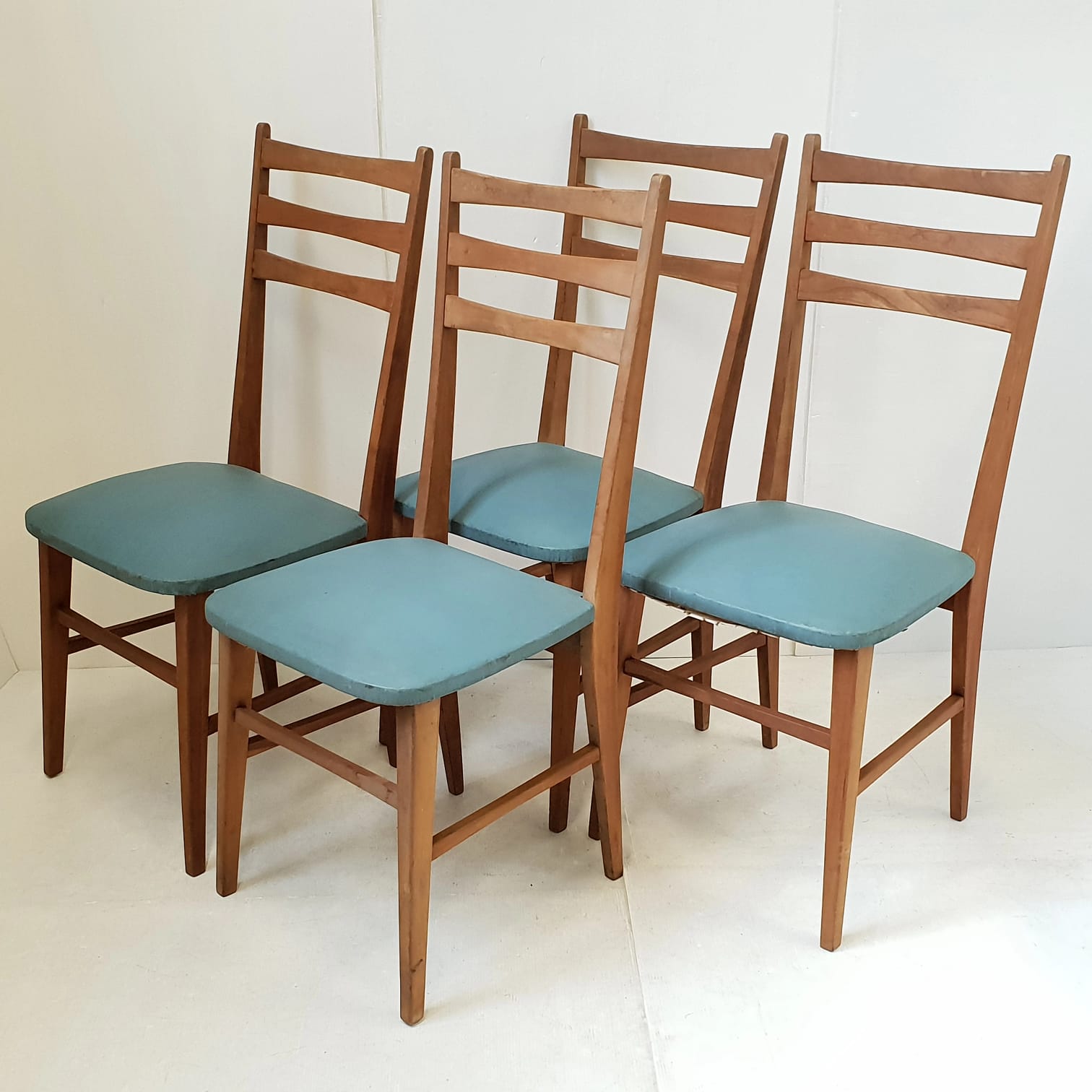 Suite of 4 vintage chairs 1950
