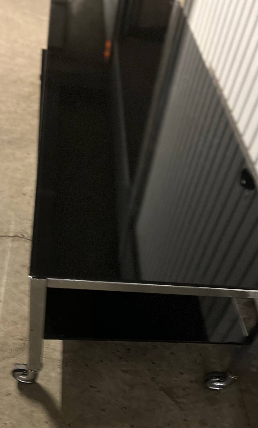 Table basse design vintage chrome et verre fumé noir sur roulettes