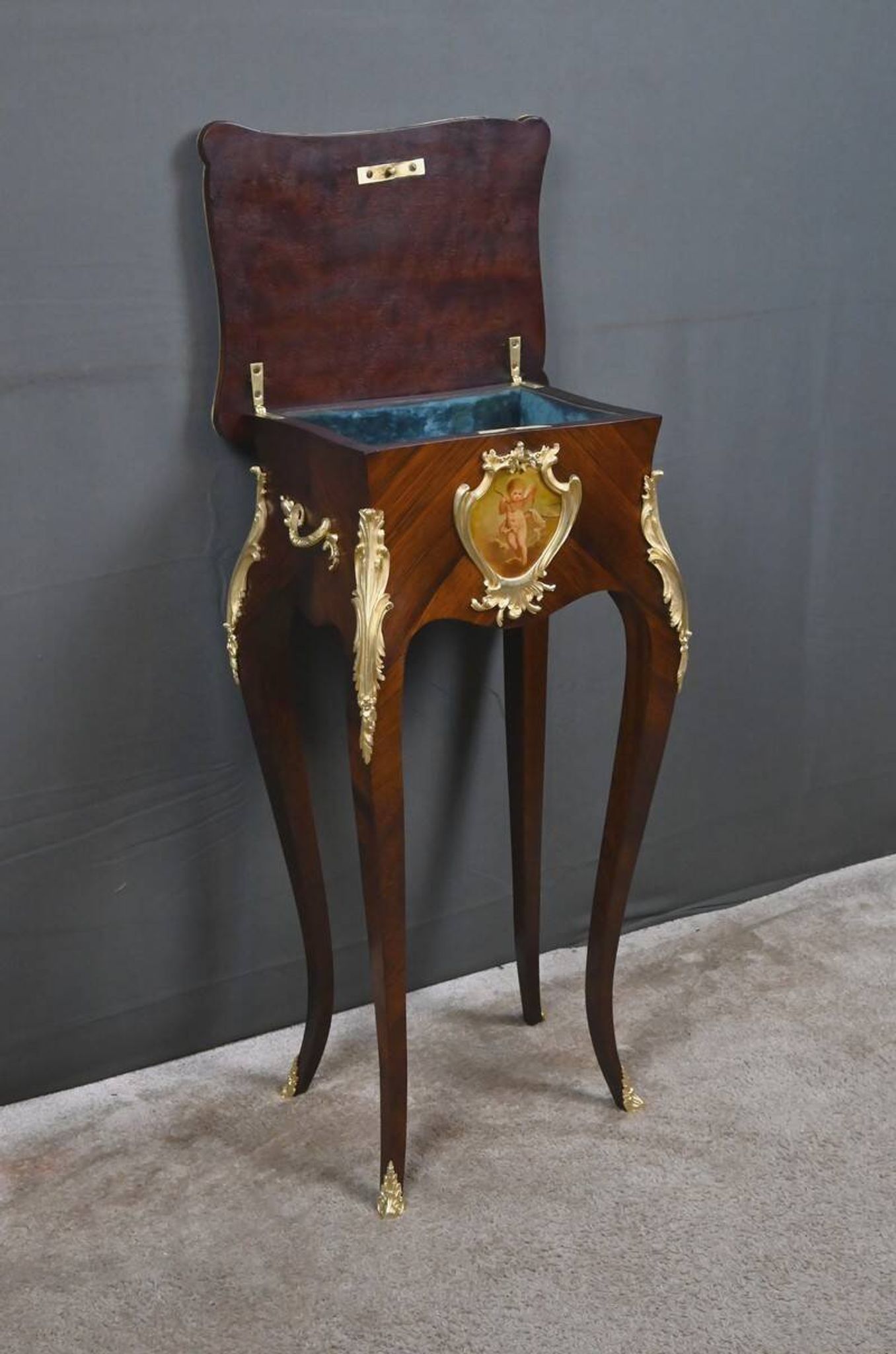 Table de salon, travailleuse en marqueterie, style Louis XV – fin XIXe
