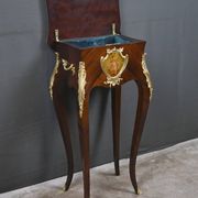 Table de salon, travailleuse en marqueterie, style Louis XV – fin XIXe