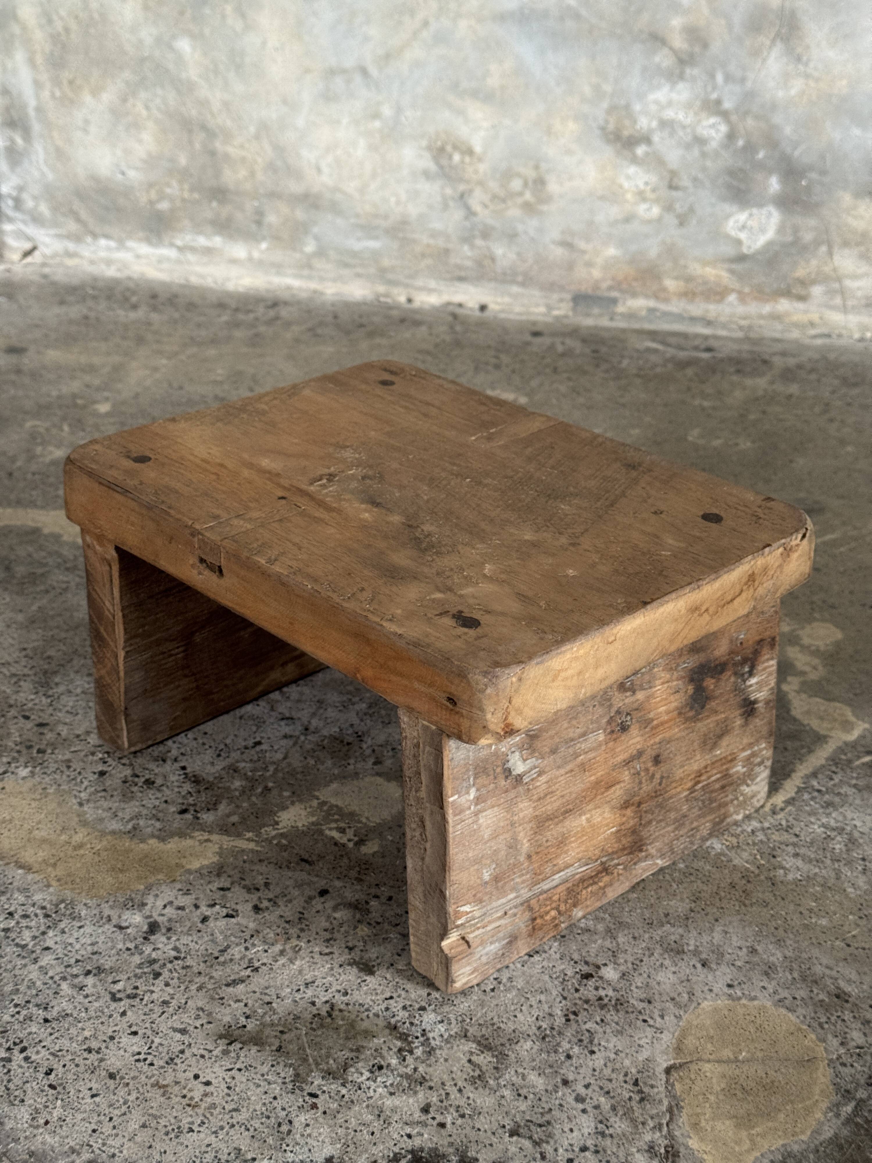 Small auxiliary stool in light upcycled teak (3276)