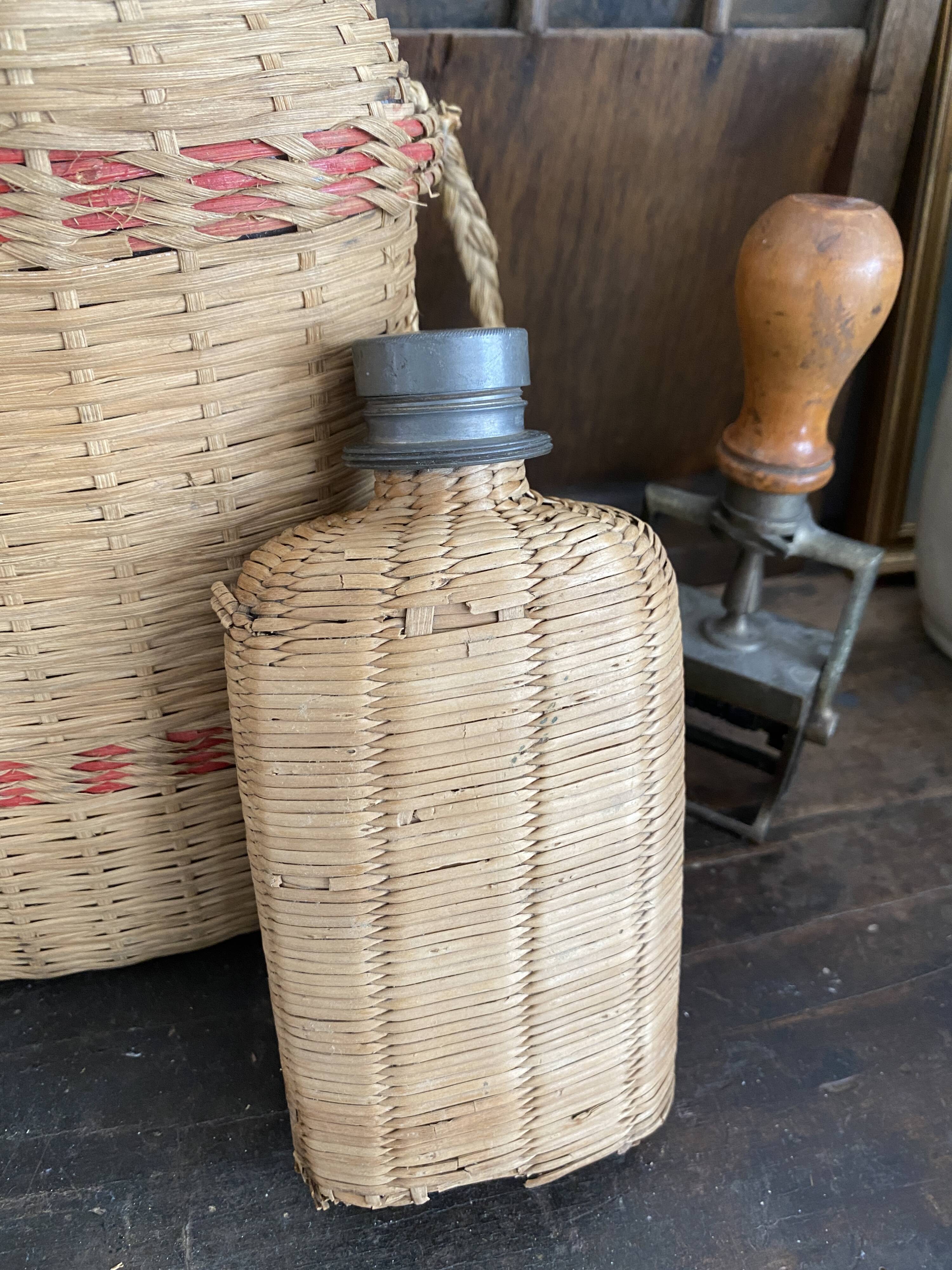 Duo de bouteilles en rotin