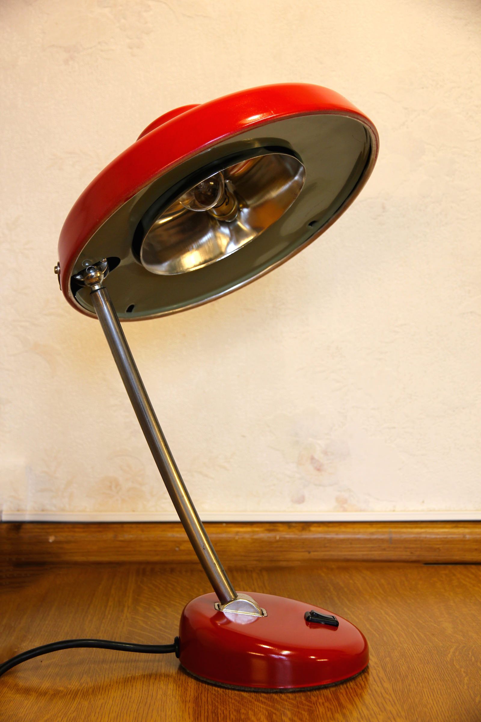Carmine red saucer/UFO articulated years 50/60 desk lamp