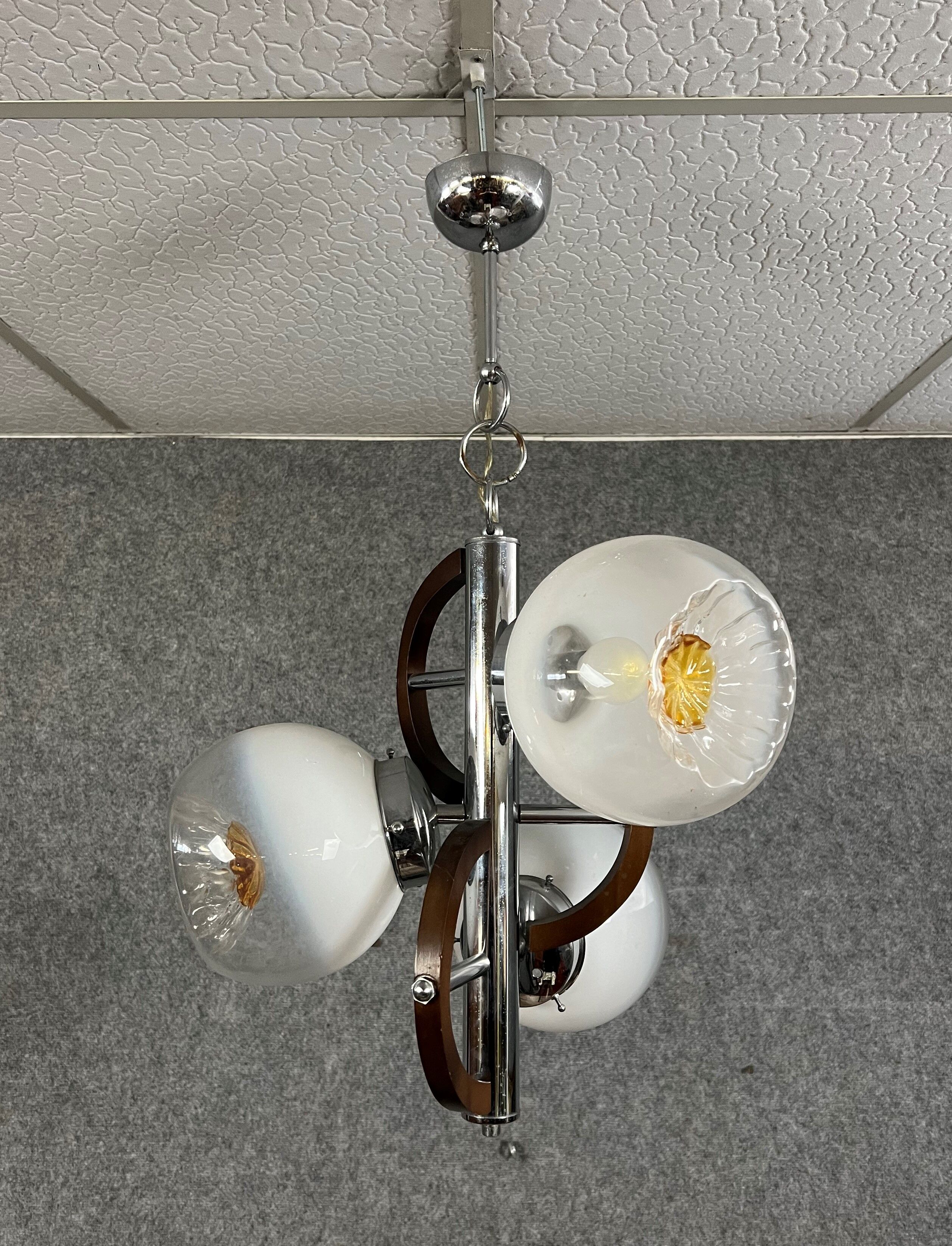 Vintage chandelier in chromed metal and wood with 3 Murano glass globes