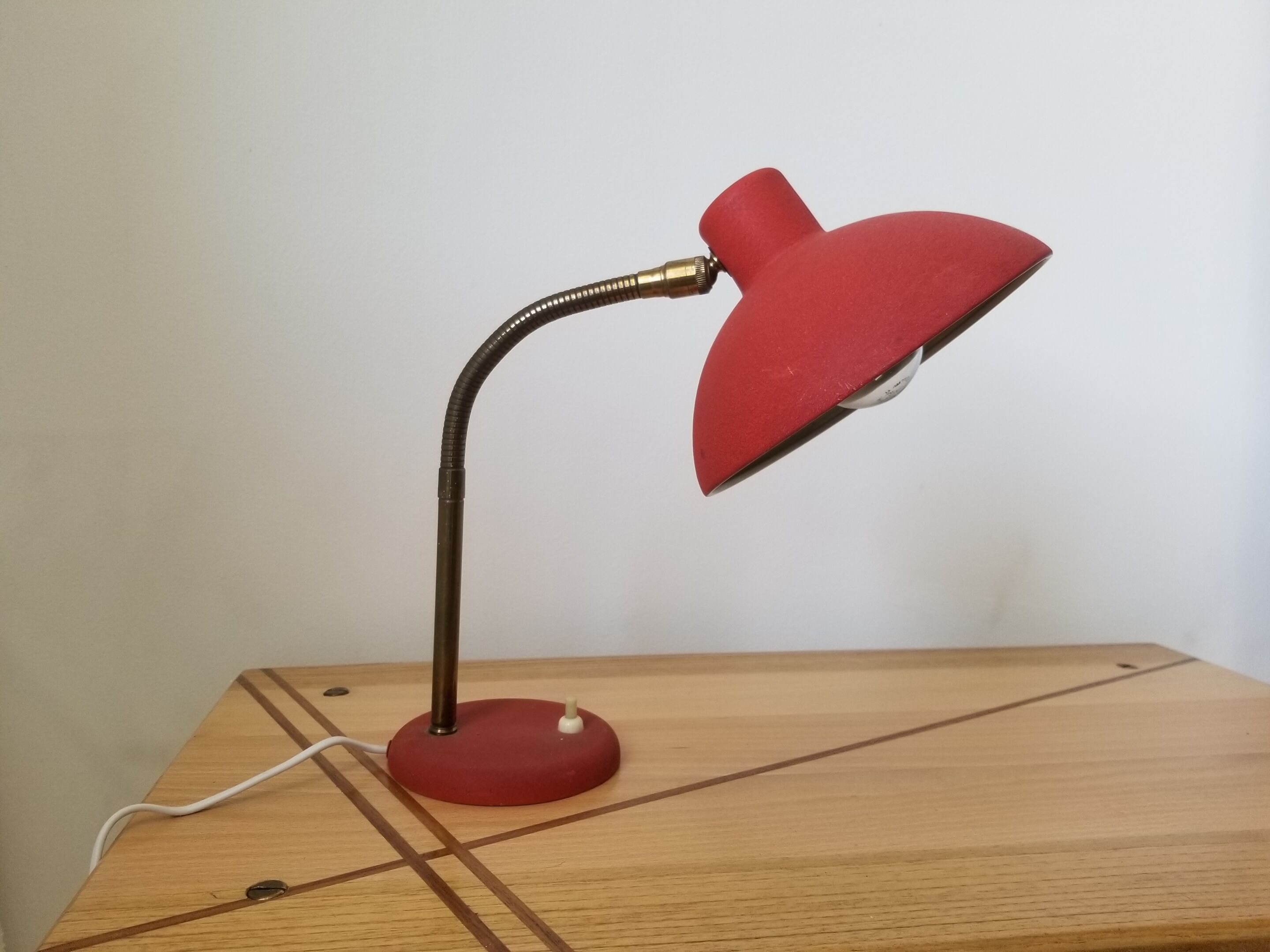 Vintage laying lamp in brass and grainy red aluminum - 50s
