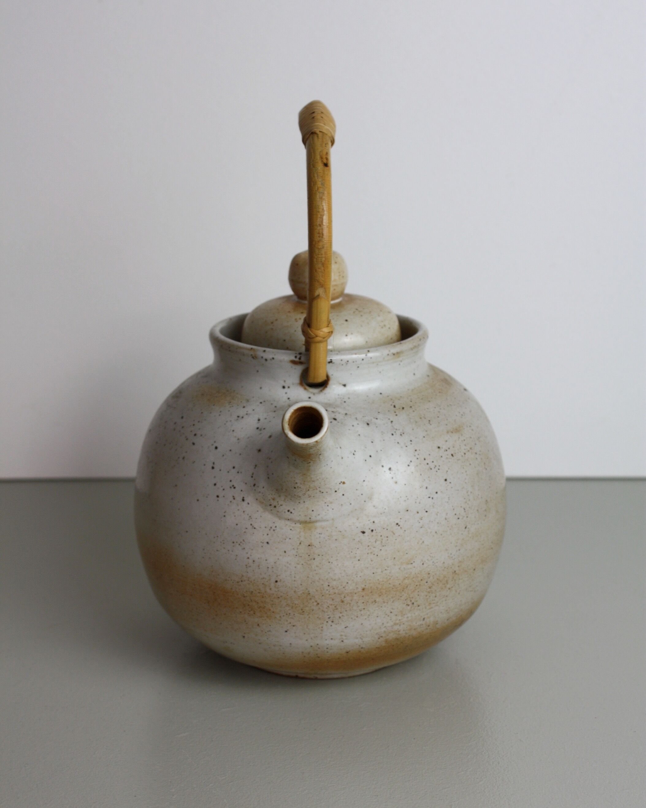 Round teapot with rattan handle Grès du Marais