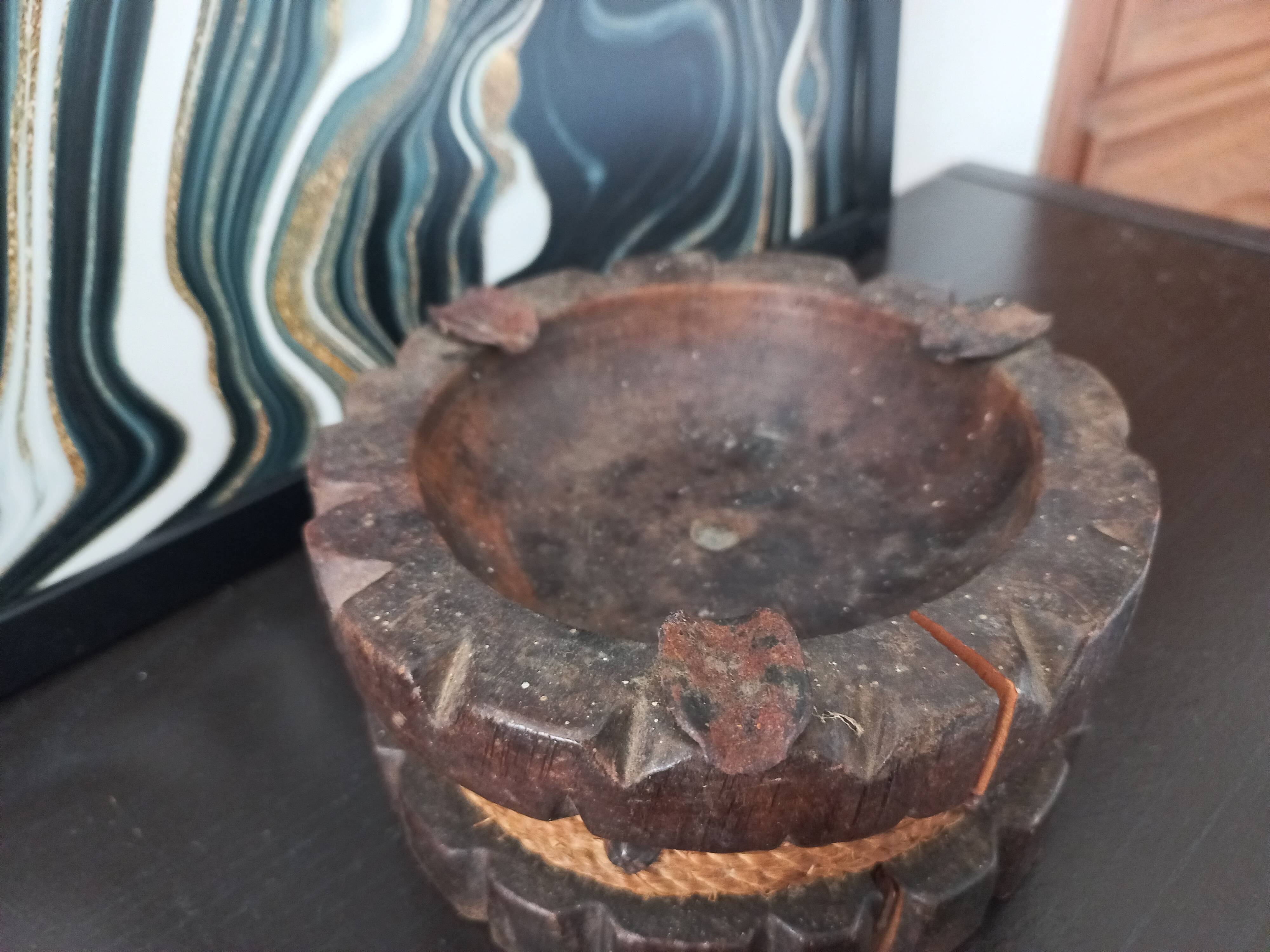 Cendrier rustique ancien en bois sculpté