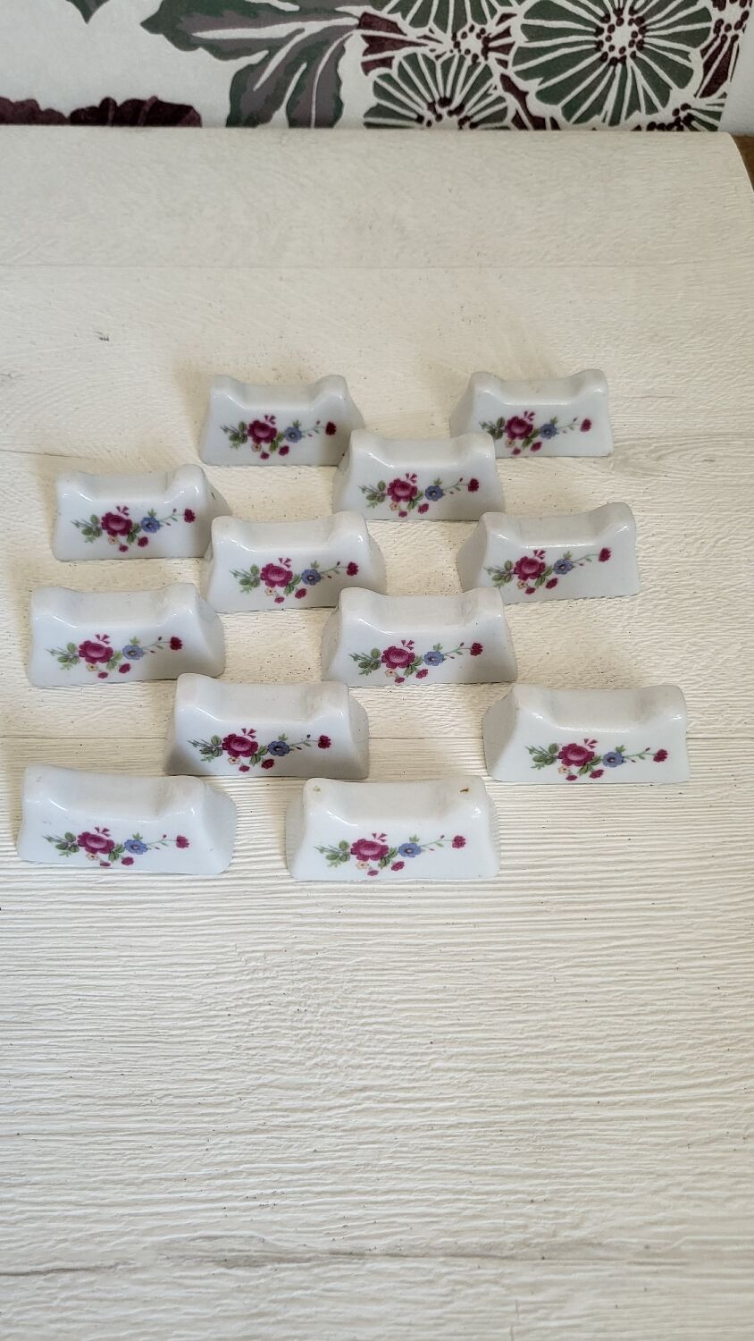 Set of 12 porcelain knife holders with flowers