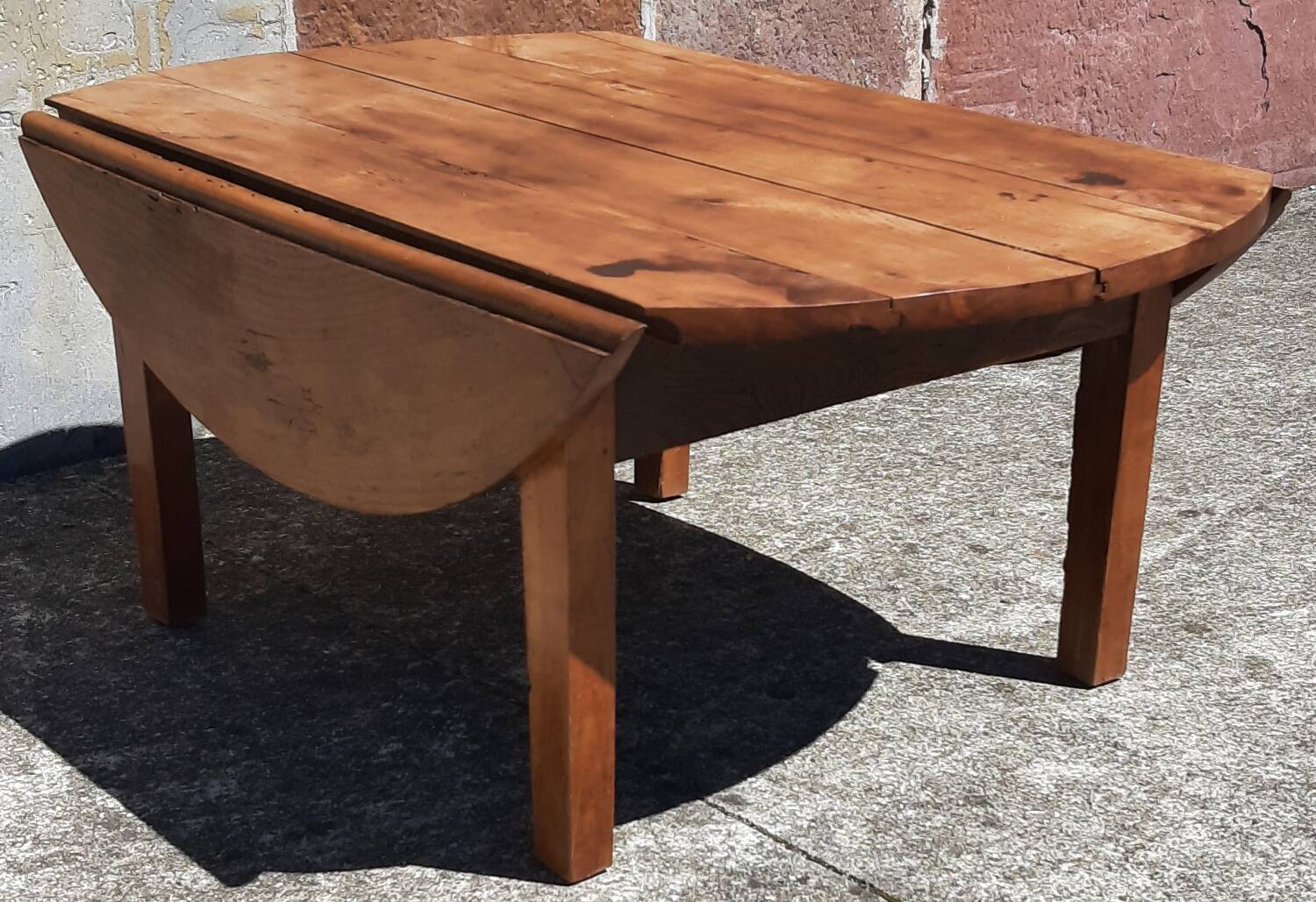 Folding coffee table.