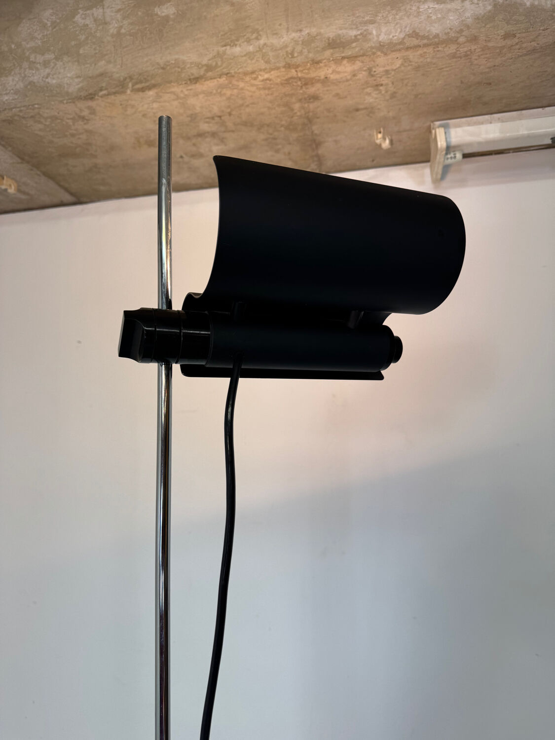 Italian Design Architonic Oluce DIM 333 floor lamp by Vico Magistretti