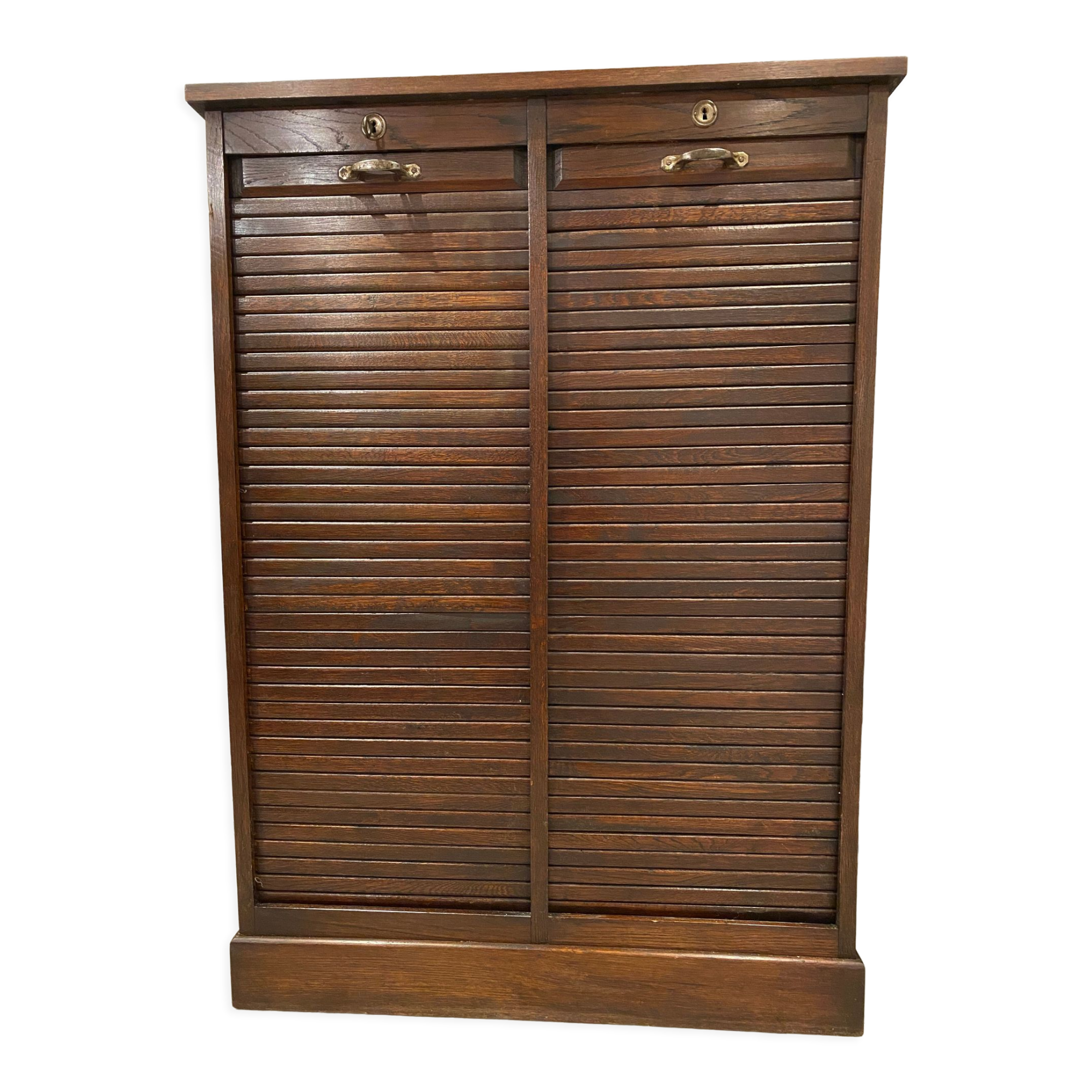Double curtain cabinet