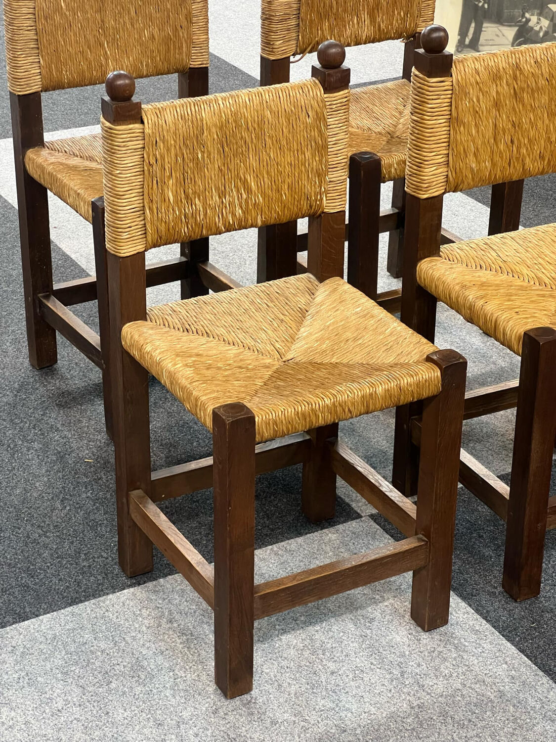 4 brutalist chairs in straw and wood