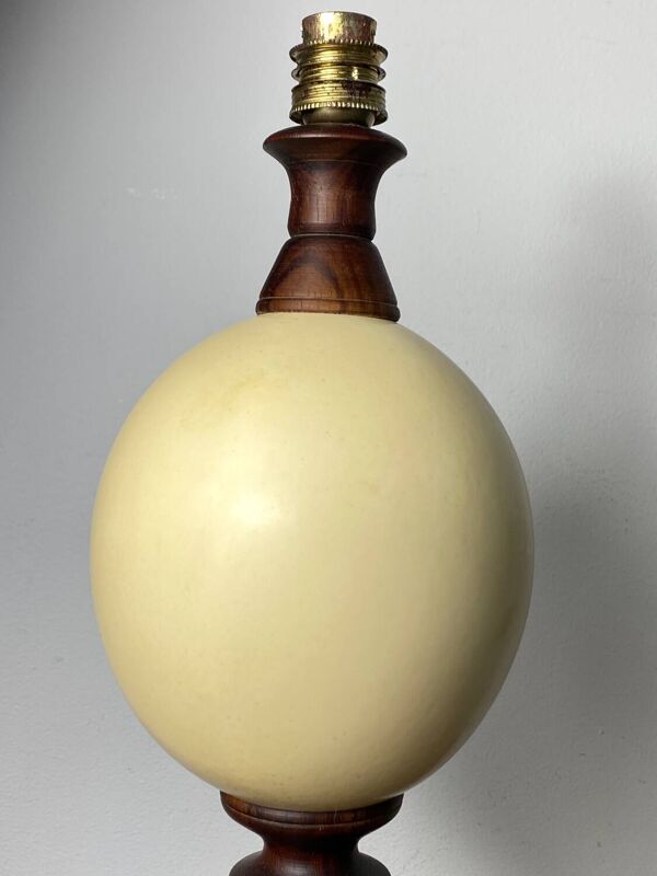 Pied de lampe en bois et oeuf d’autruche