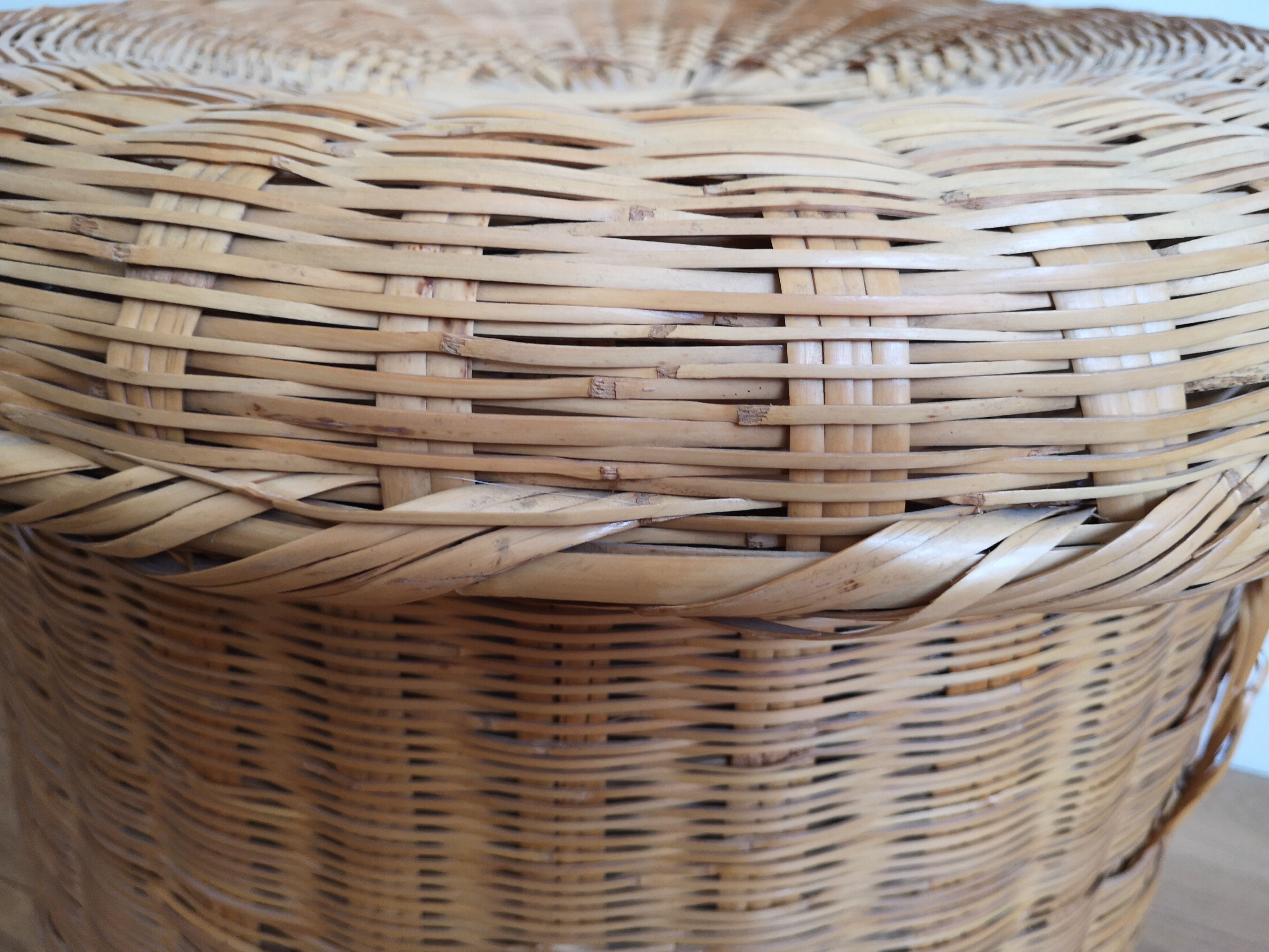 Wicker basket with lid