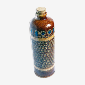 Bouteille en grès marron à motifs ciselés et ronds bleu marine