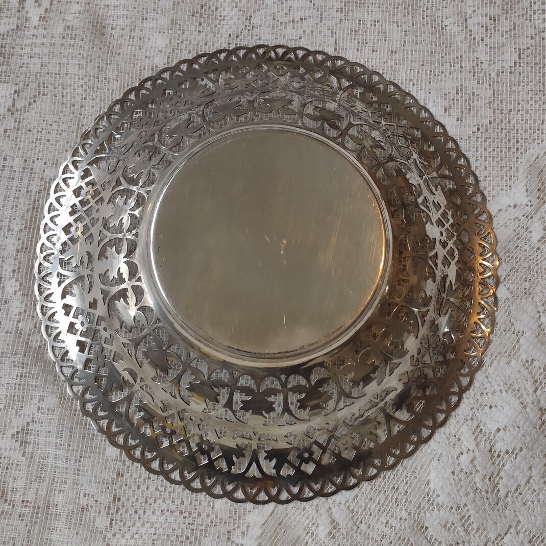 Openwork silver metal cut