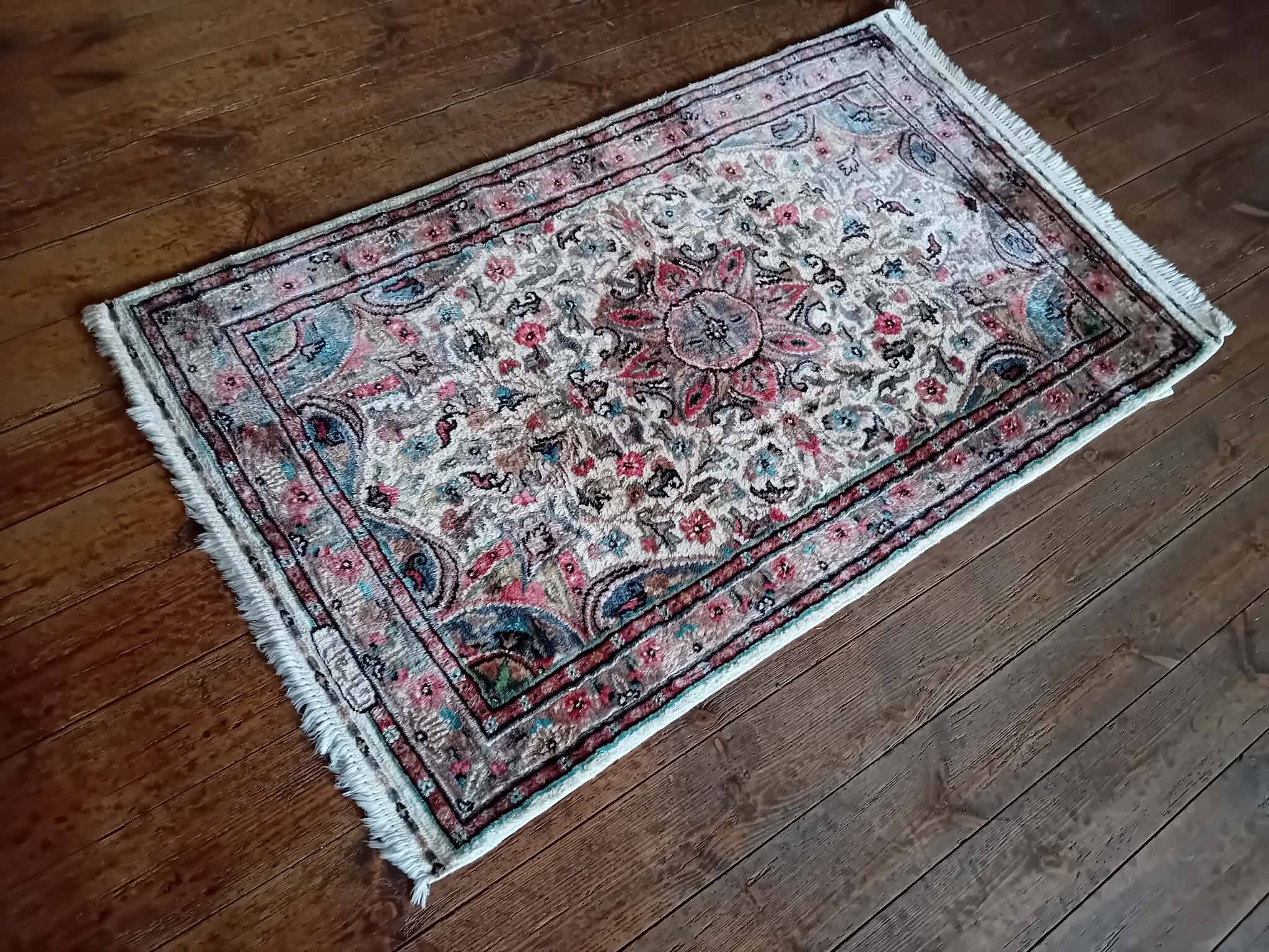 Handmade Pakistani wool and silk rug 124x77cm