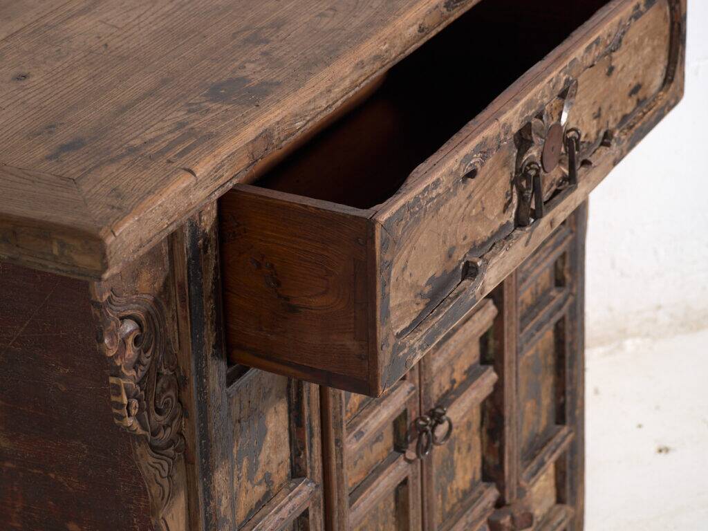 Buffet ancien en pin à panneaux sculptés – Chine, vers 1900