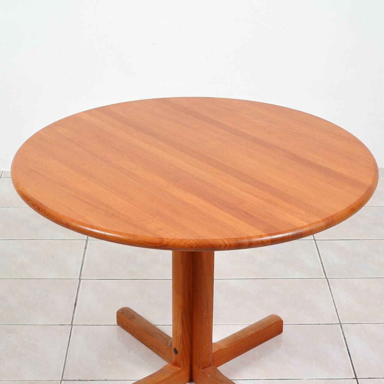 Round dining table by Tarm OG Stole Mobelfabrik in solid teak