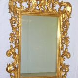 Imposing mirror, carved gilded wood, with Putto decoration