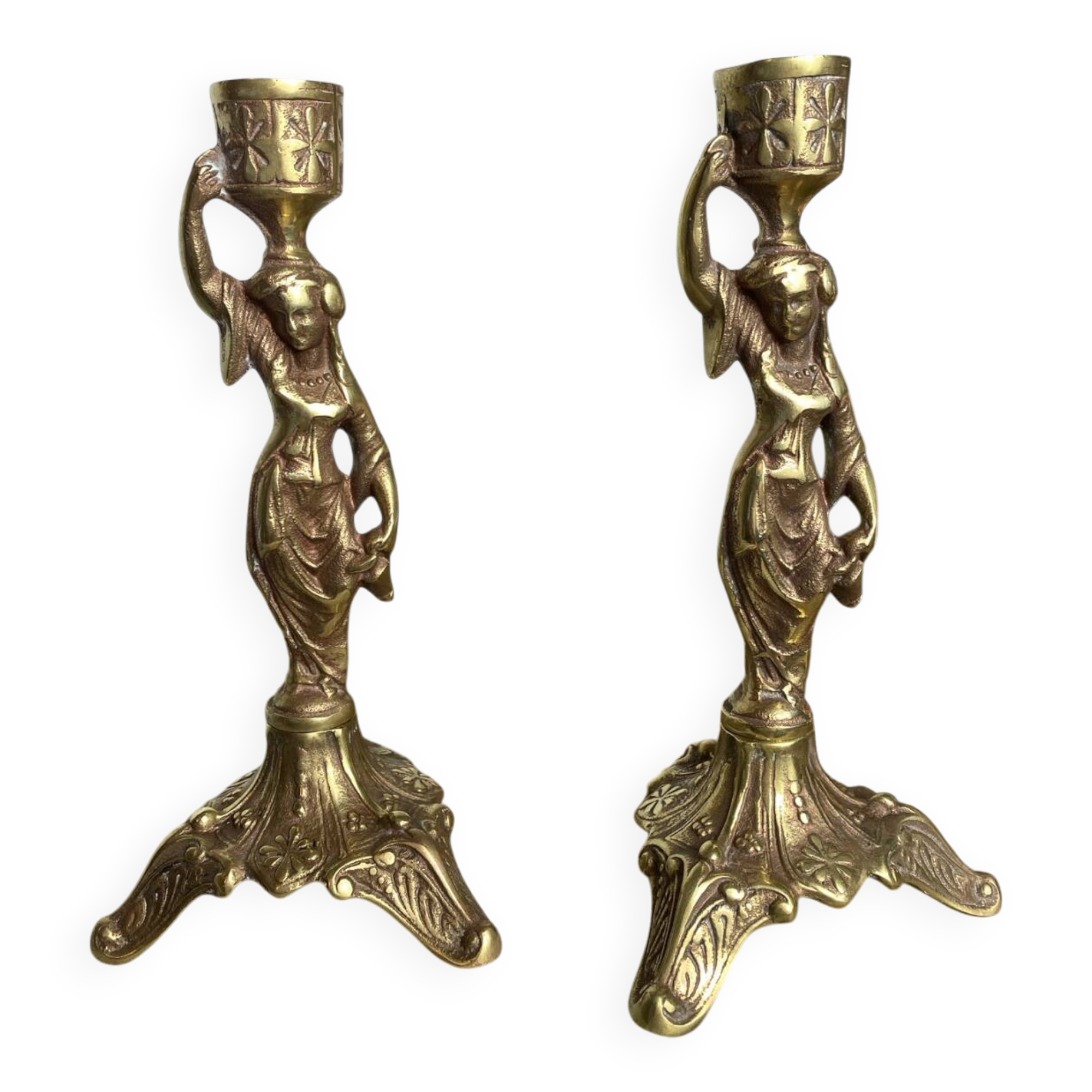 Paire de bougeoirs en bronze, porteuses d’eau