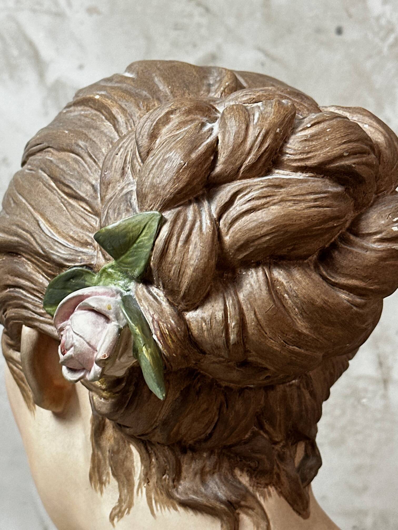 Buste de femme en platre