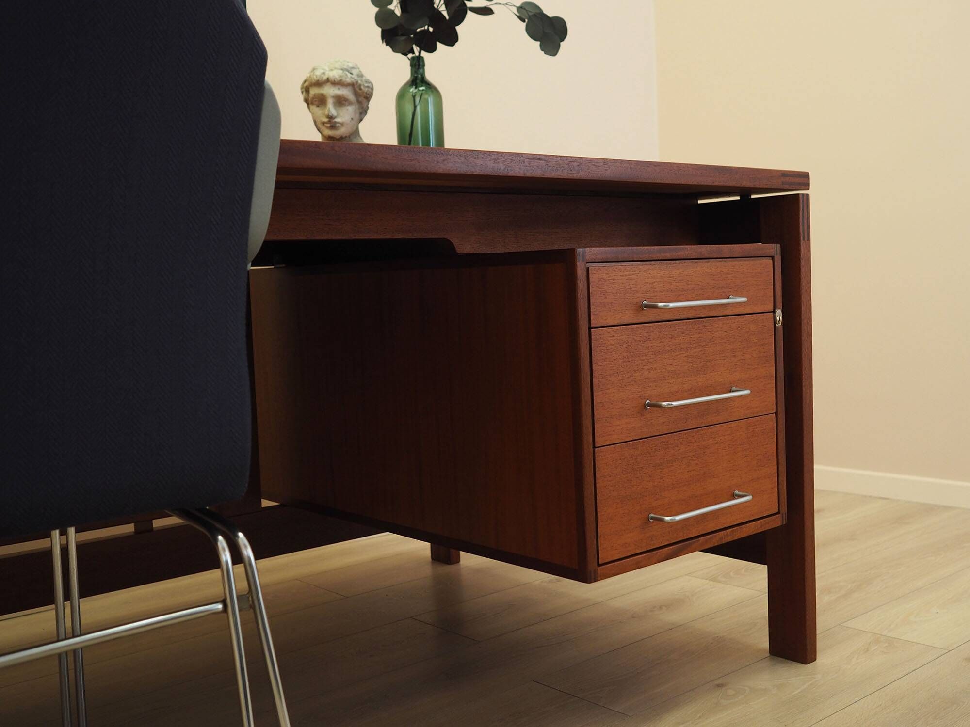 Bureau en teck par Jensen & Valeur pour Munch, Danemark, années 1960.