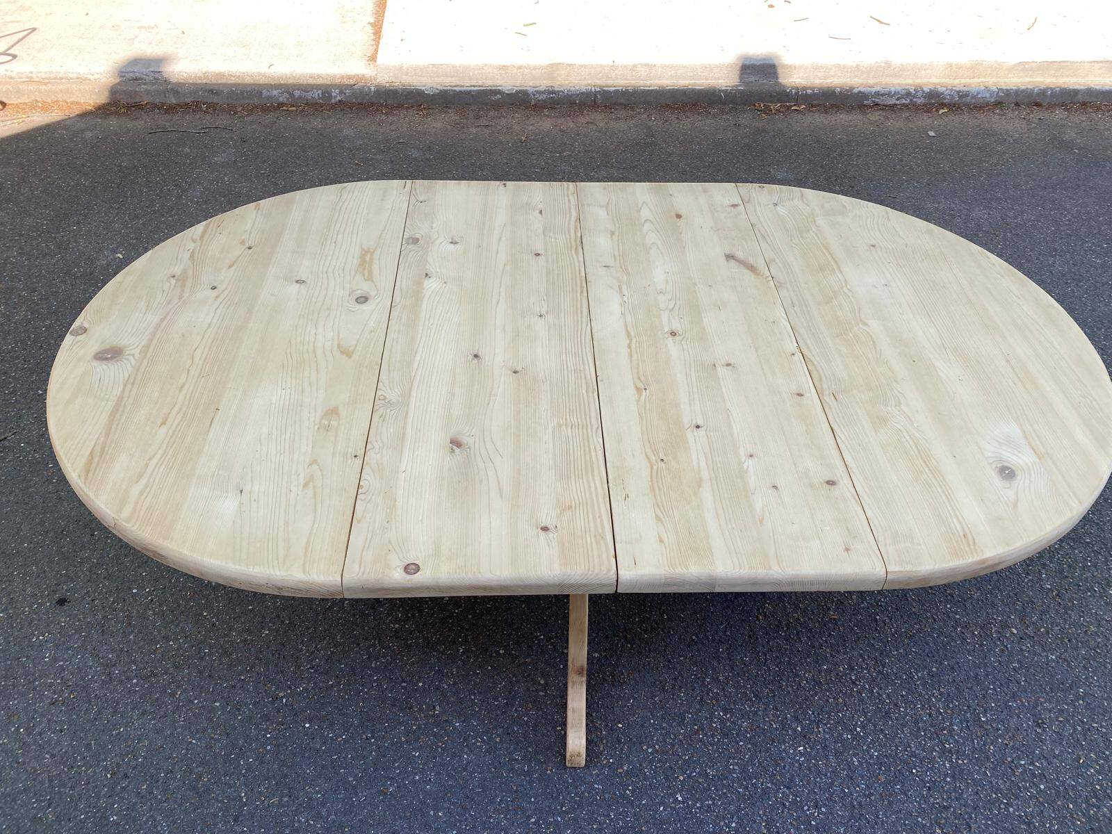 Extendable round dining table with central leg, renovated in solid wood, 200cm
