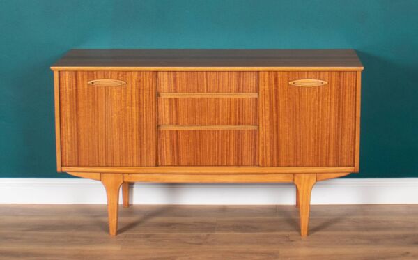 Buffet court Jentique rétro en noyer des années 1960