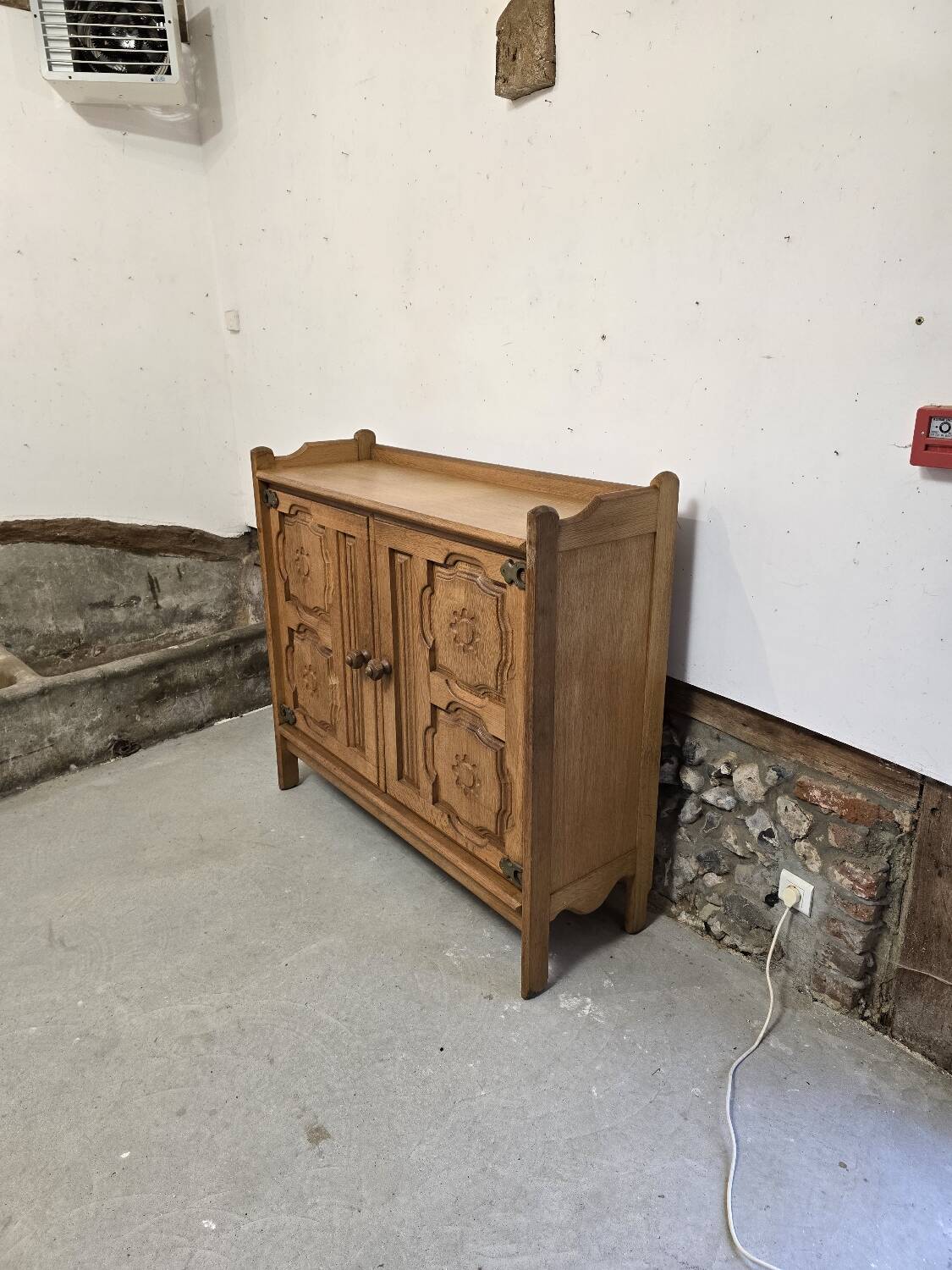 Buffet en chêne 1970 Guillerme et Chambron pour Votre Maison édition Circa