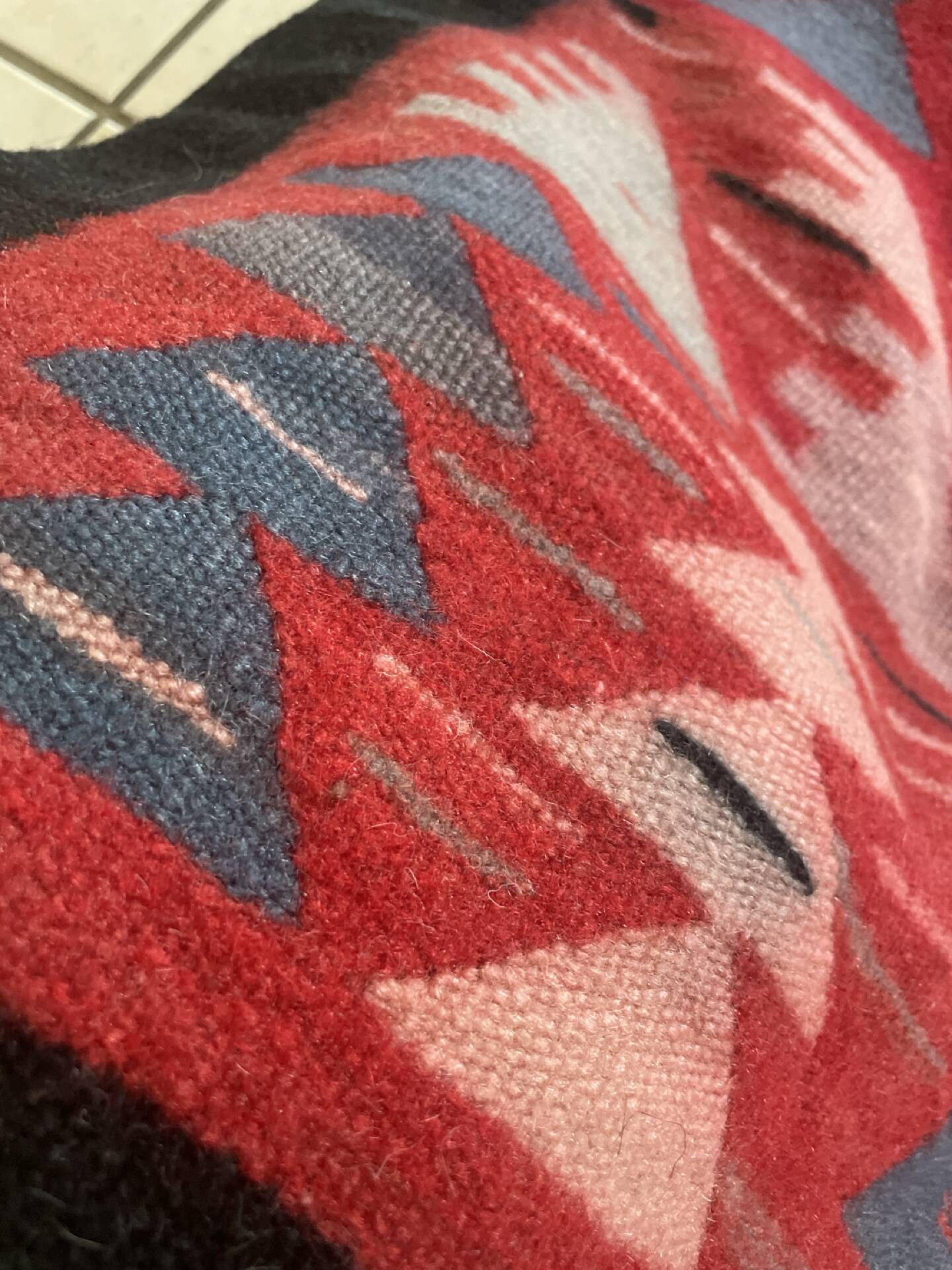 Tapis artisanal tissé main en laine et coton, motifs andins