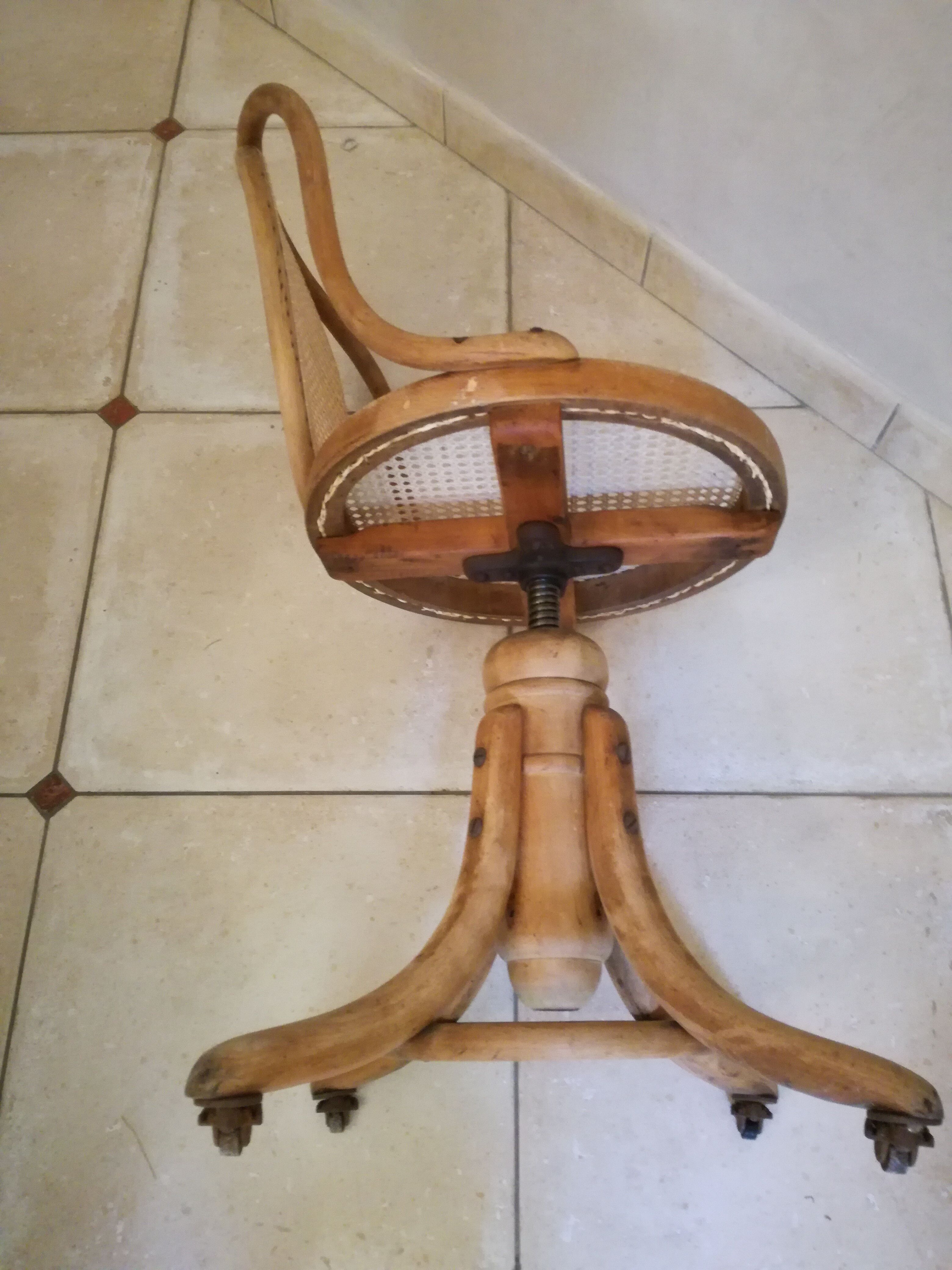 Chaise de bureau à vis pivotant n° 5101 de Thonet