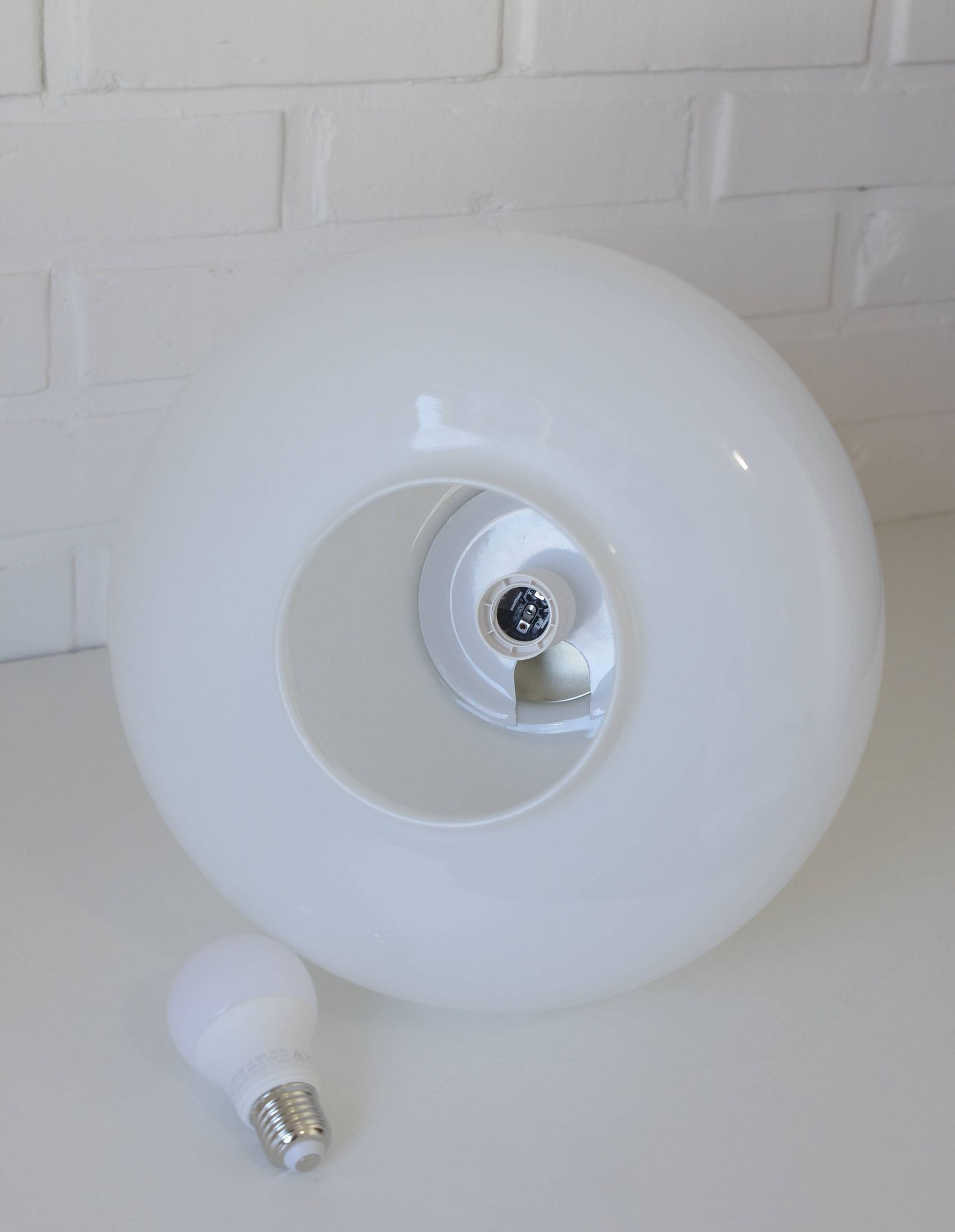 Suspension scandinave vintage / Lustre blanc de style moderne du milieu du siècle