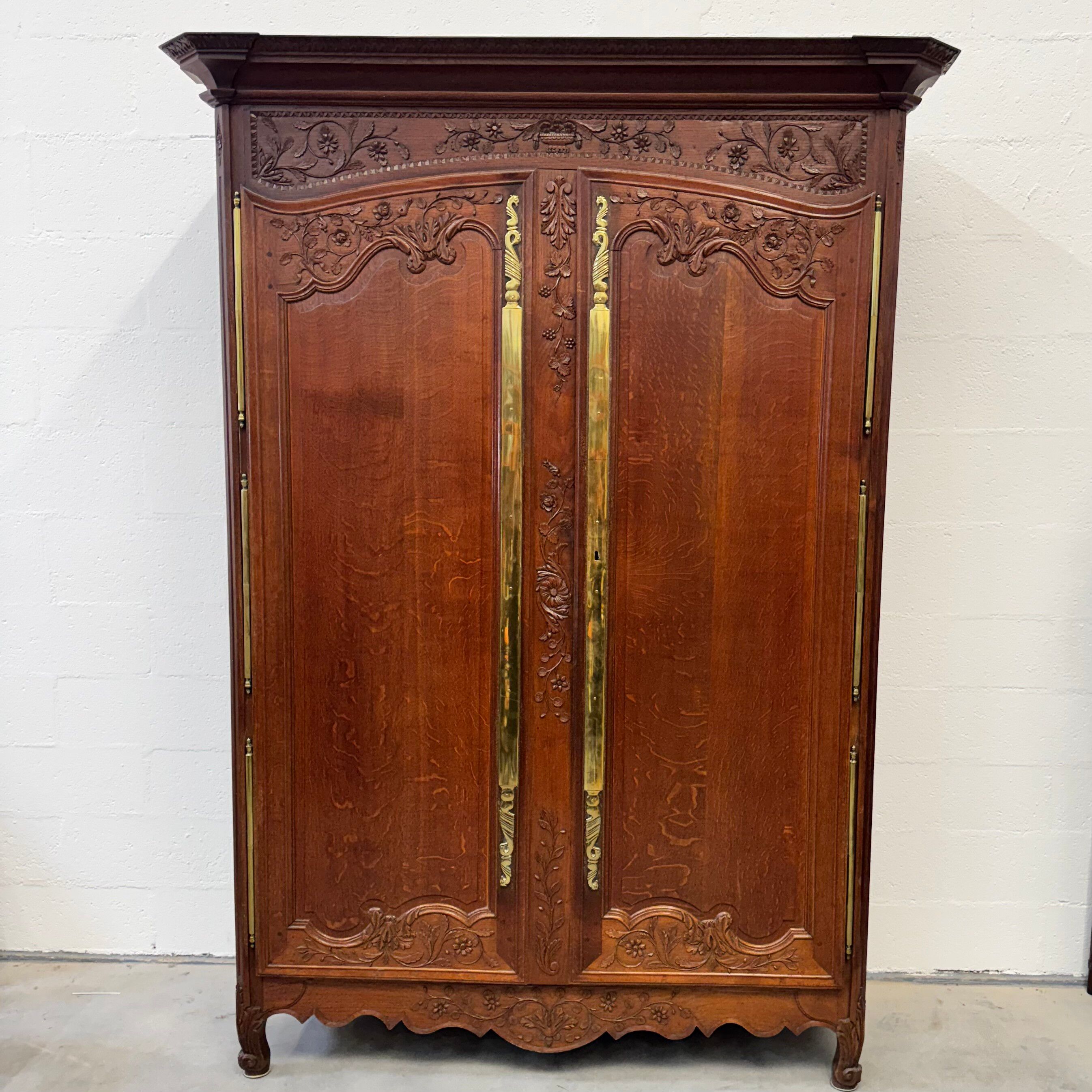 Large Country Wardrobe - French Provençal, in oak, 17th century