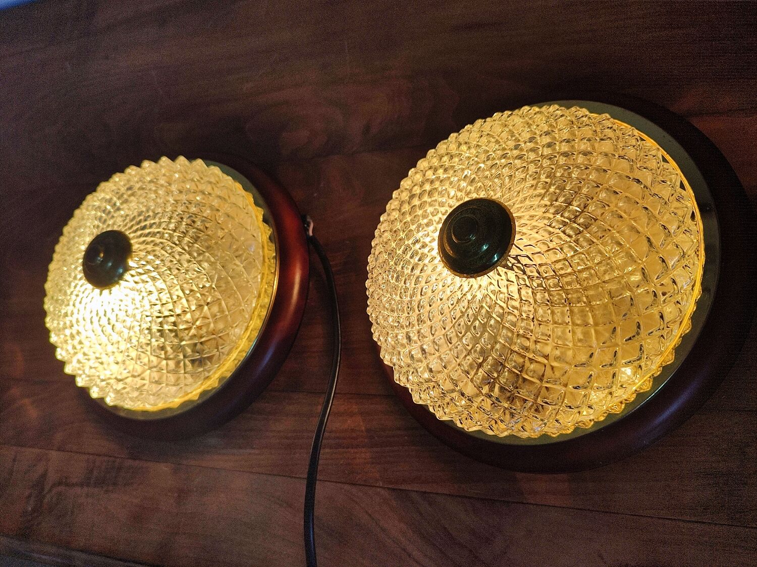Lot de deux plafonniers en verre et laiton vintage