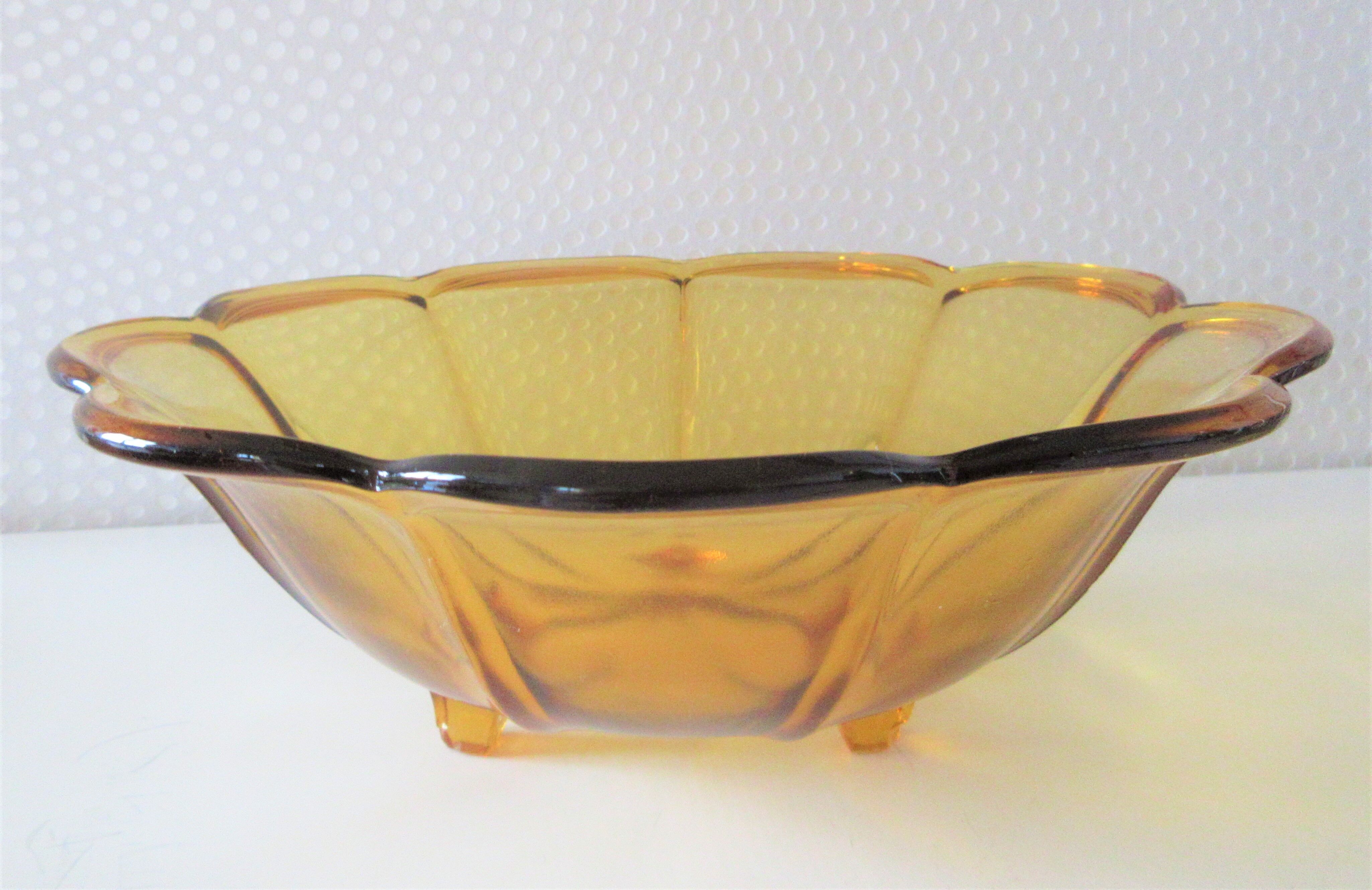 Cut/saladier tripod in the shape of amber-coloured flower