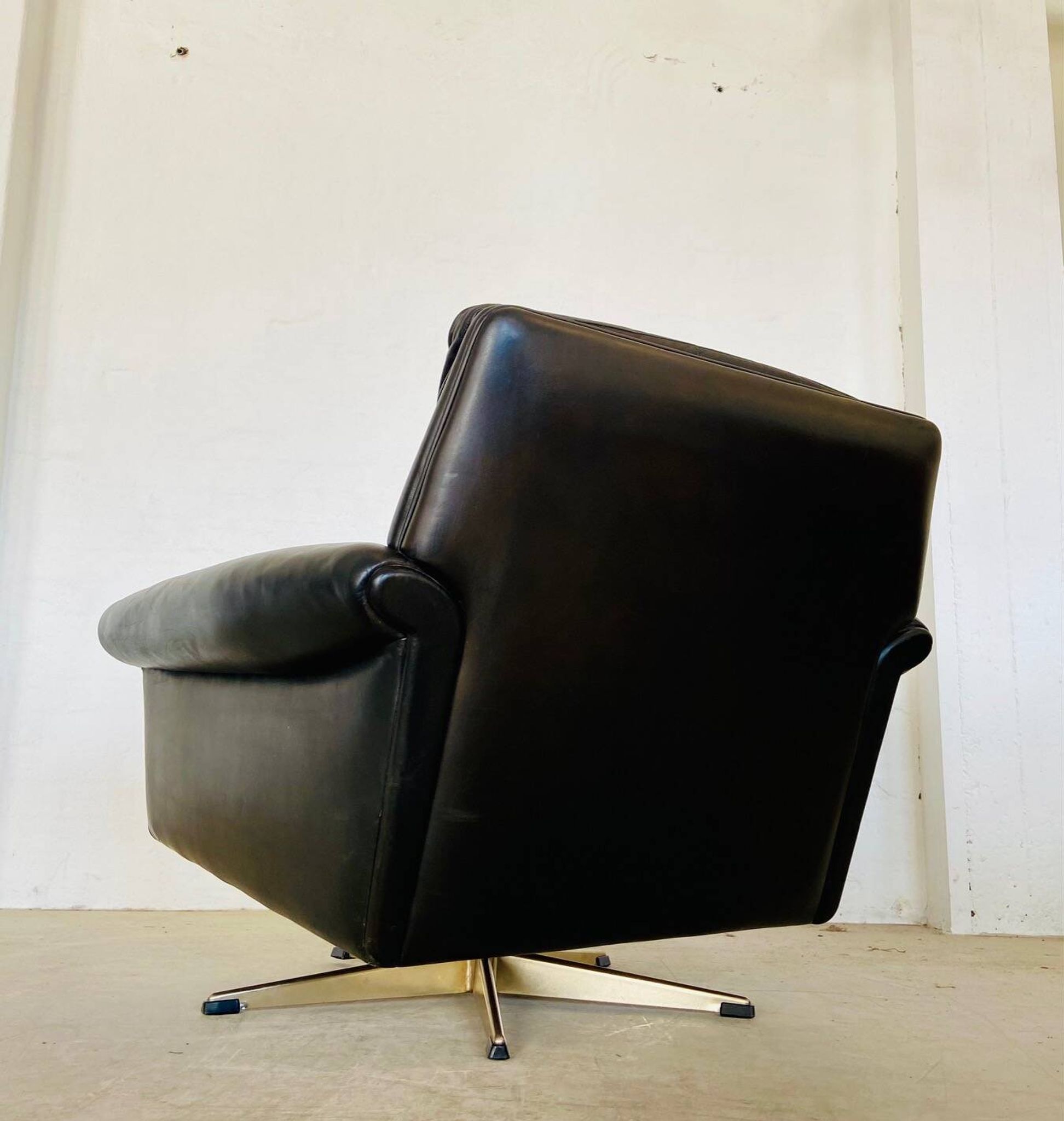 Vintage Danish mid-century leather lounge chair in black leather by G. Thams 1975