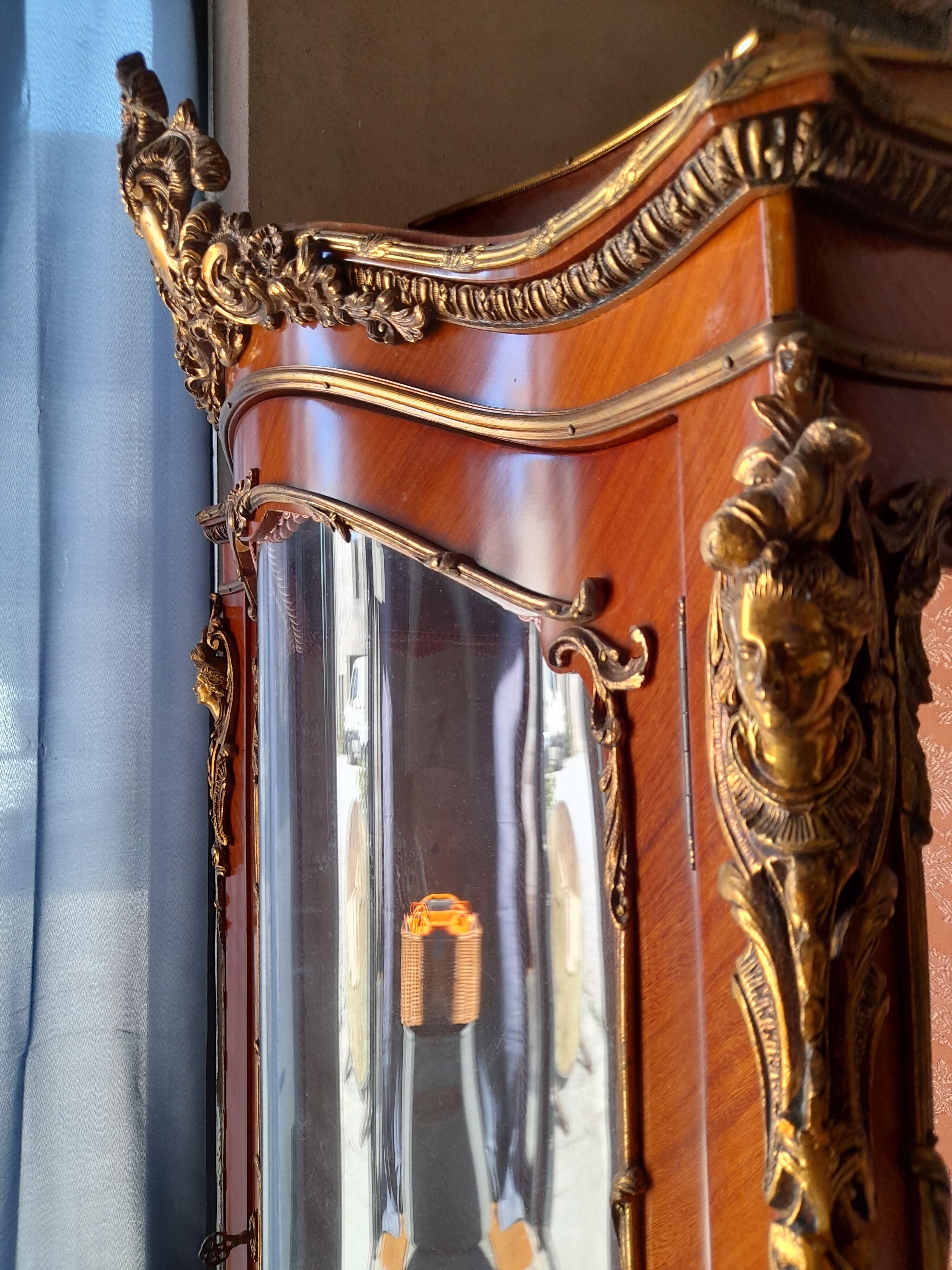 Vitrine Louis XV galbée en marqueterie et vernis Martin