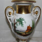 Paire vases porcelaine de paris signée PP en creux décors tournant peints main anses dorées