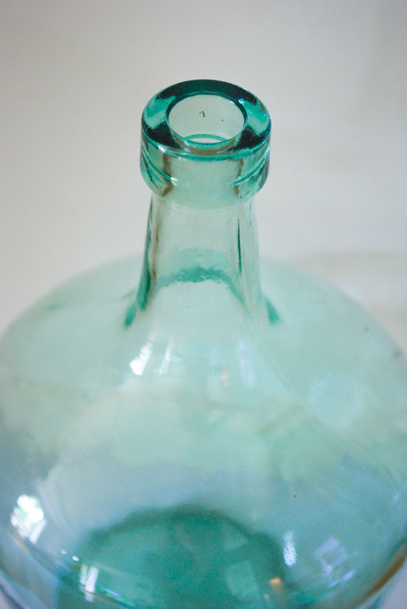 2L capacity demijohn
