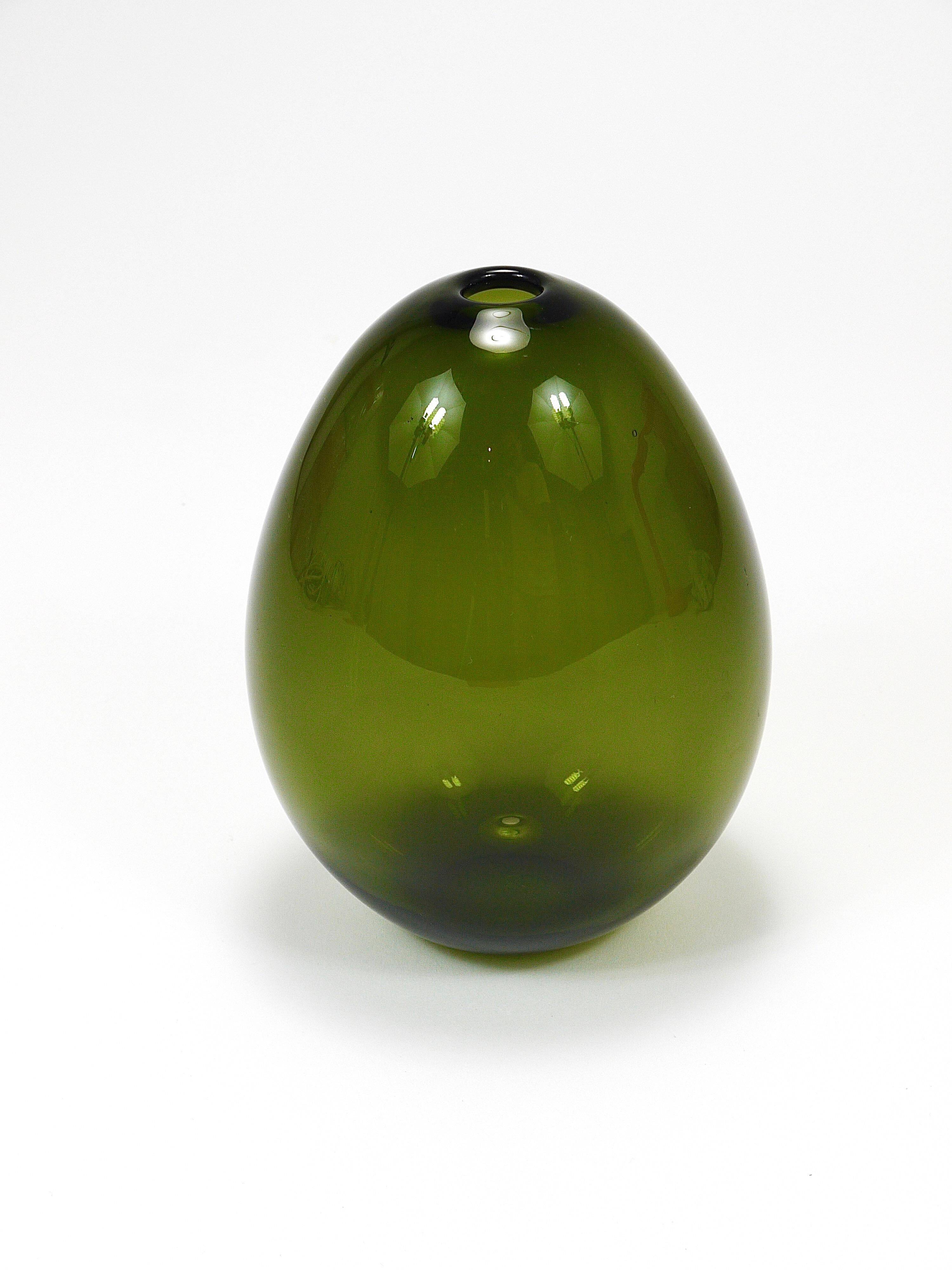 Art glass vase Saippuakupla green soap by Kaj Franck, Nuutajärvi Finland.