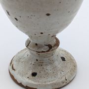 Verre sur pied en grès blanc nacré avec tâches noirs